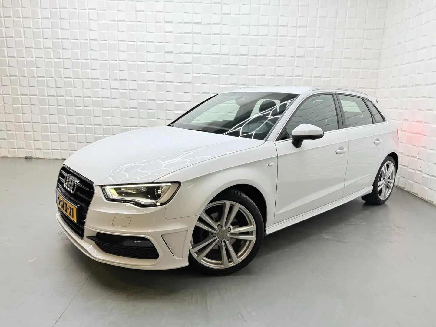 Audi A3 Sportback 1.4 TFSI 3x S LINE AUTOMAAT LEER PDC NAP Bílá - 1