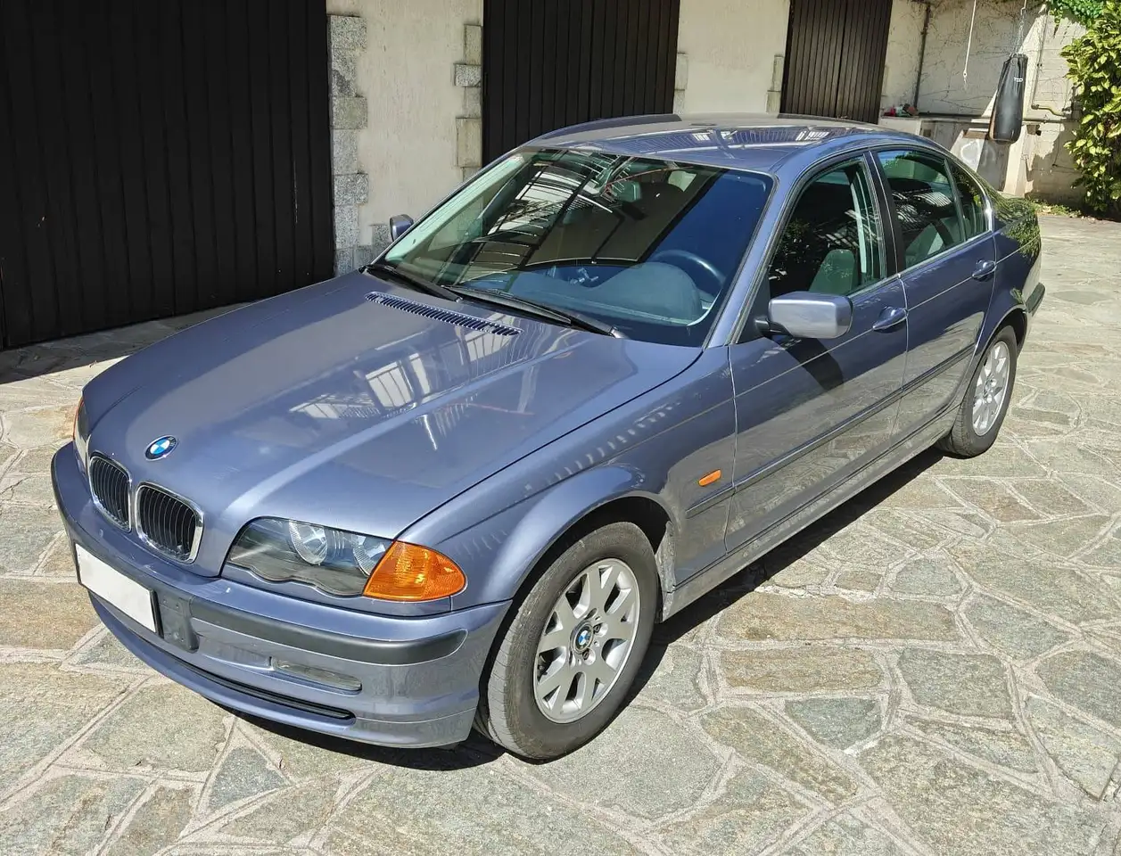 BMW 320i Attiva, foto 2