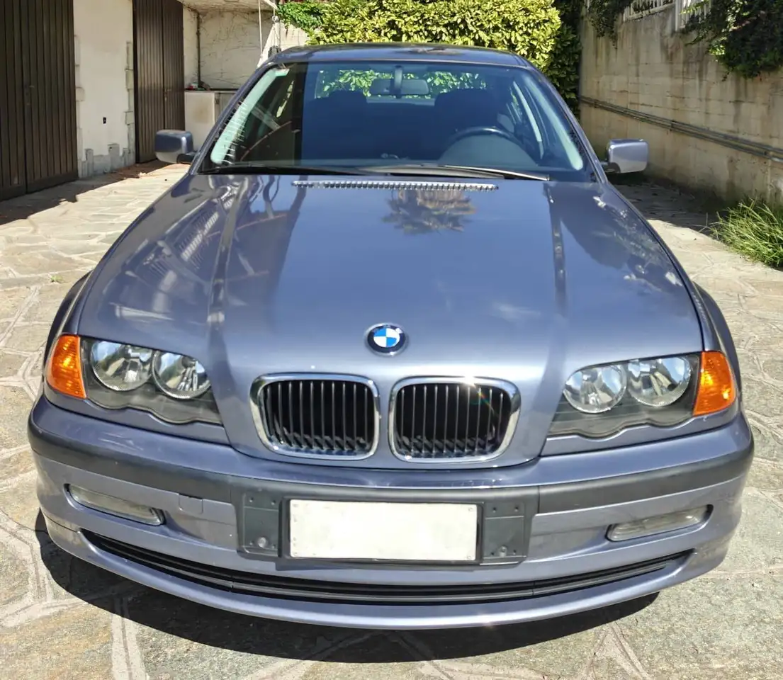 BMW 320i Attiva, foto 1