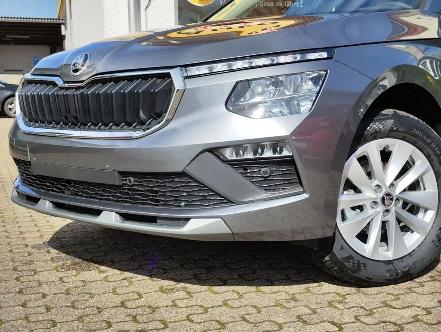 Skoda Kamiq Kamiq Top Selection 115PS SHZ Tempomat PDC Kamera Grau - 2
