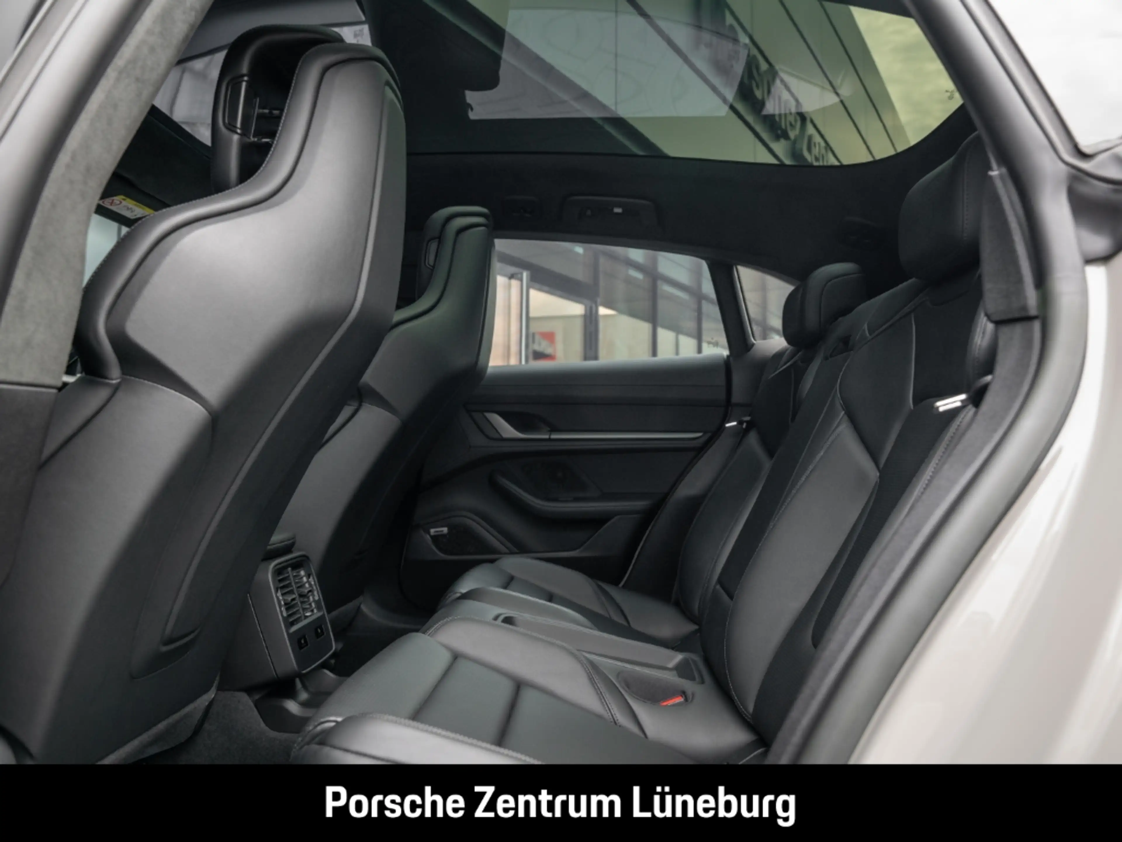 Porsche Taycan GTS Sport Turismo — photo 7