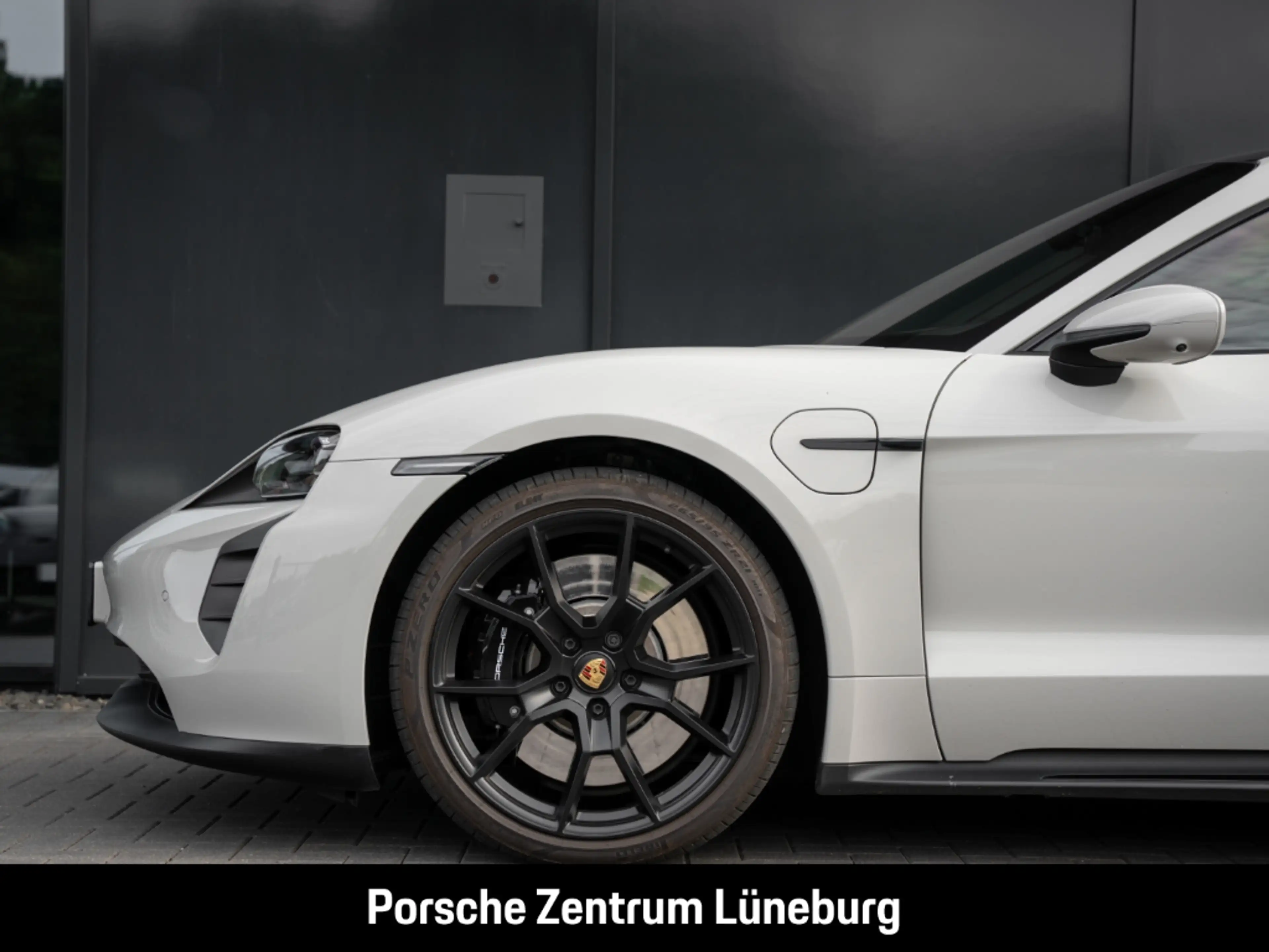 Porsche Taycan GTS Sport Turismo — photo 13