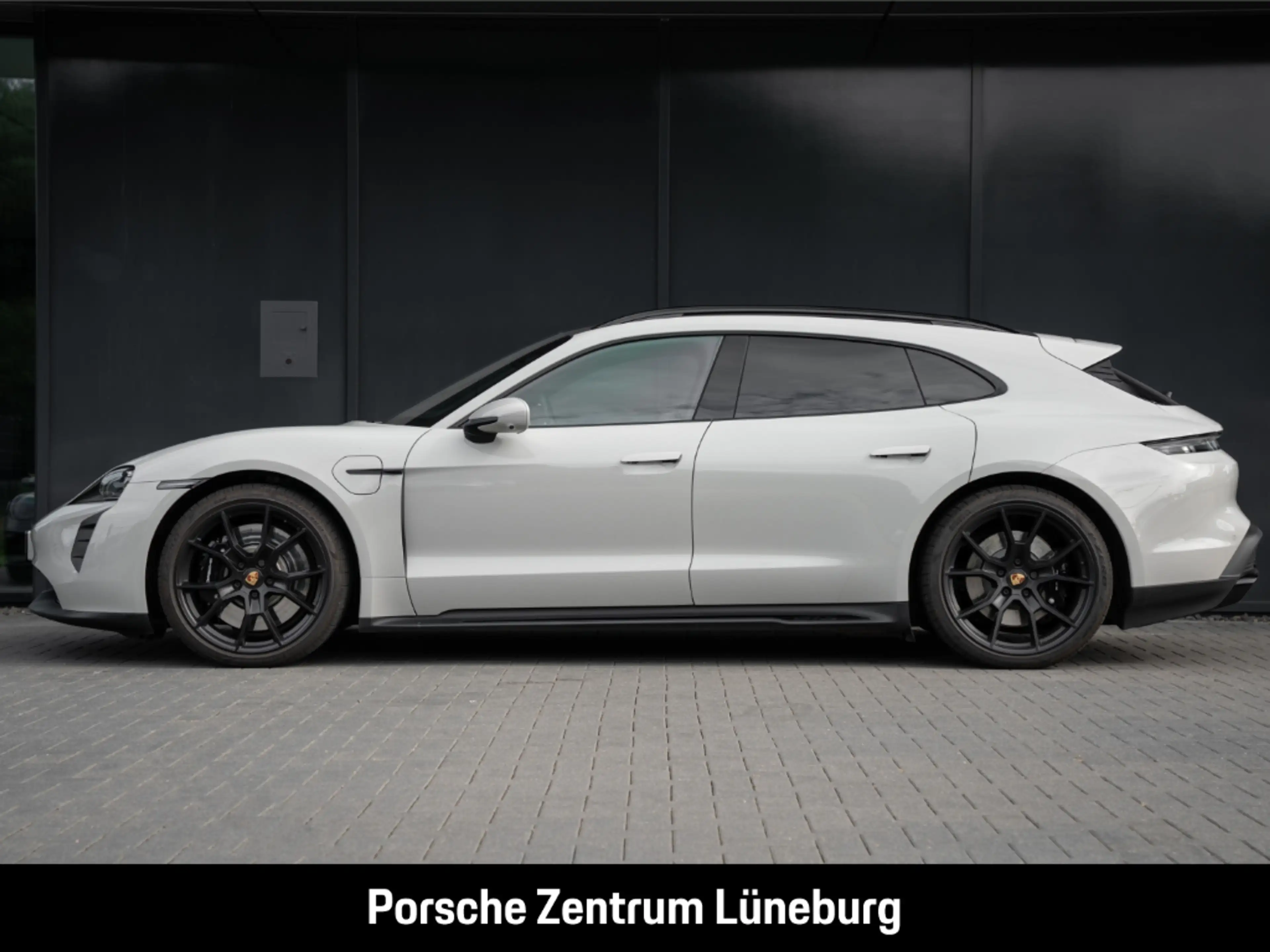 Porsche Taycan GTS Sport Turismo — photo 2