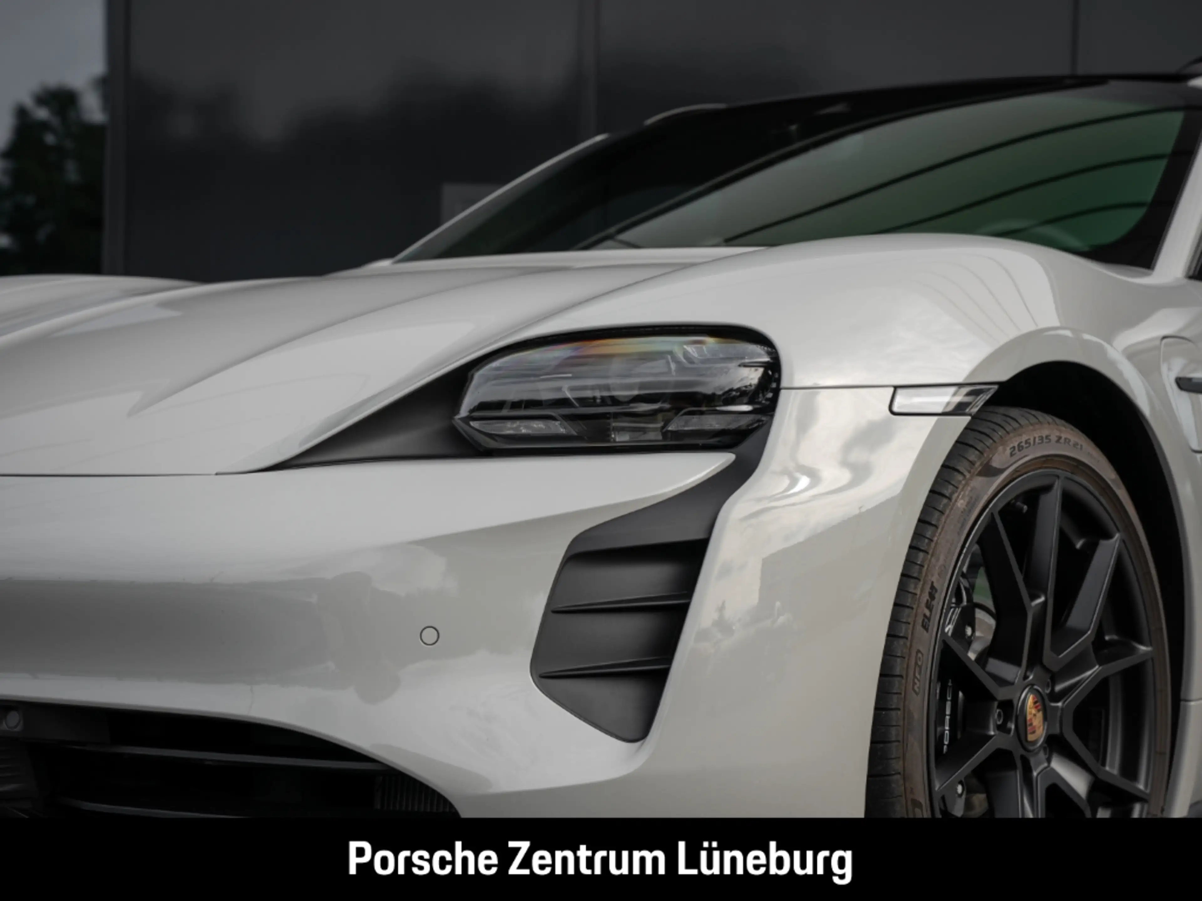 Porsche Taycan GTS Sport Turismo — photo 10
