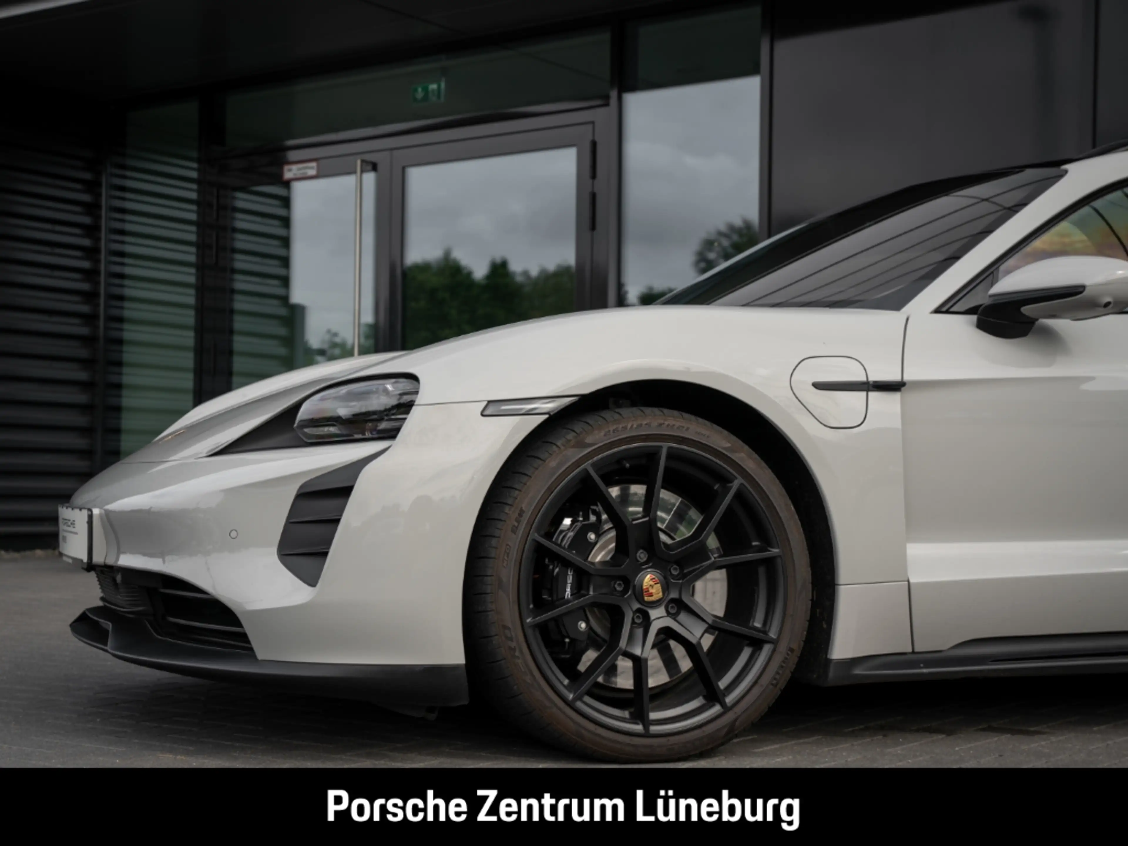 Porsche Taycan GTS Sport Turismo — photo 9