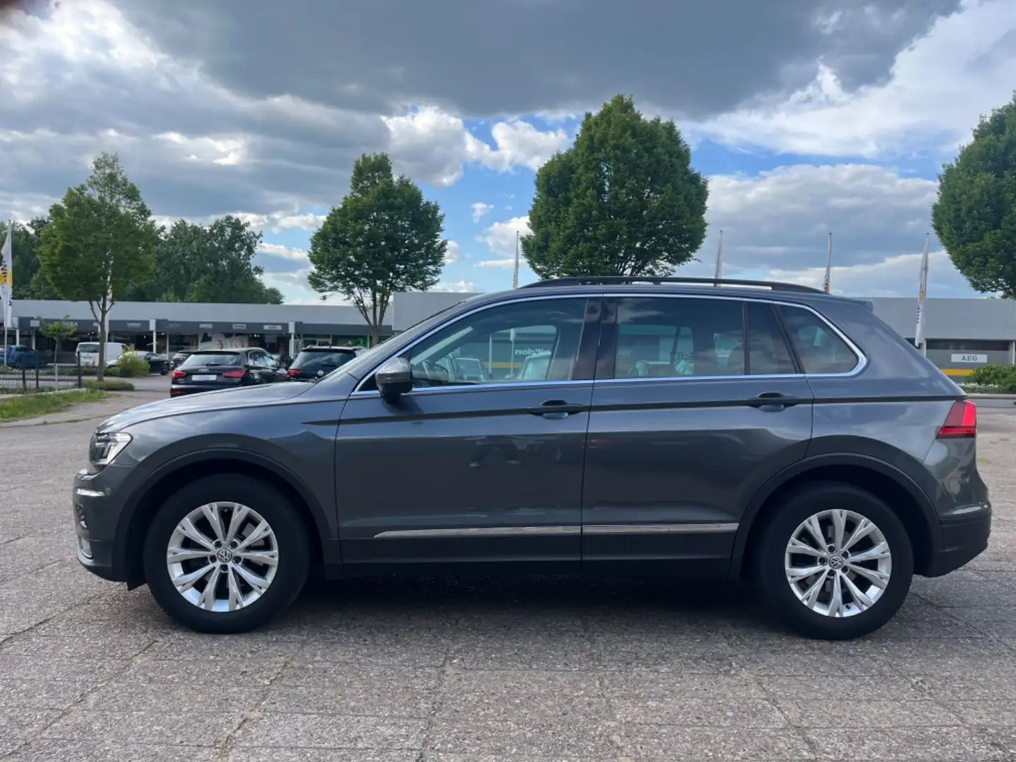 Volkswagen Tiguan Comfortline LED-Scheinwerfer,Panoramadach Grau - 2