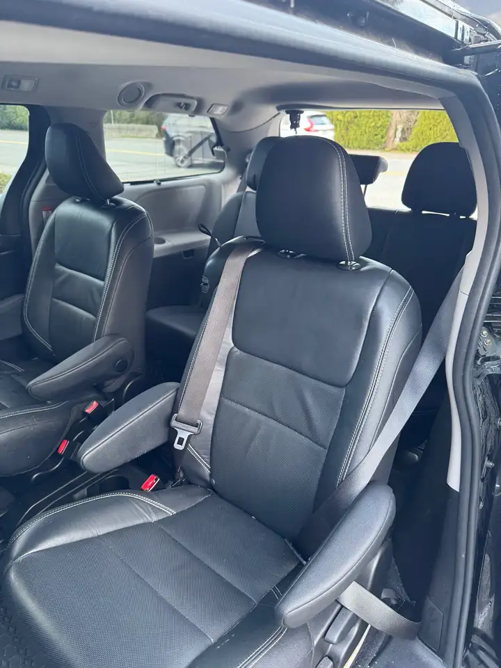 Toyota Sienna снимка Toyota Sienna