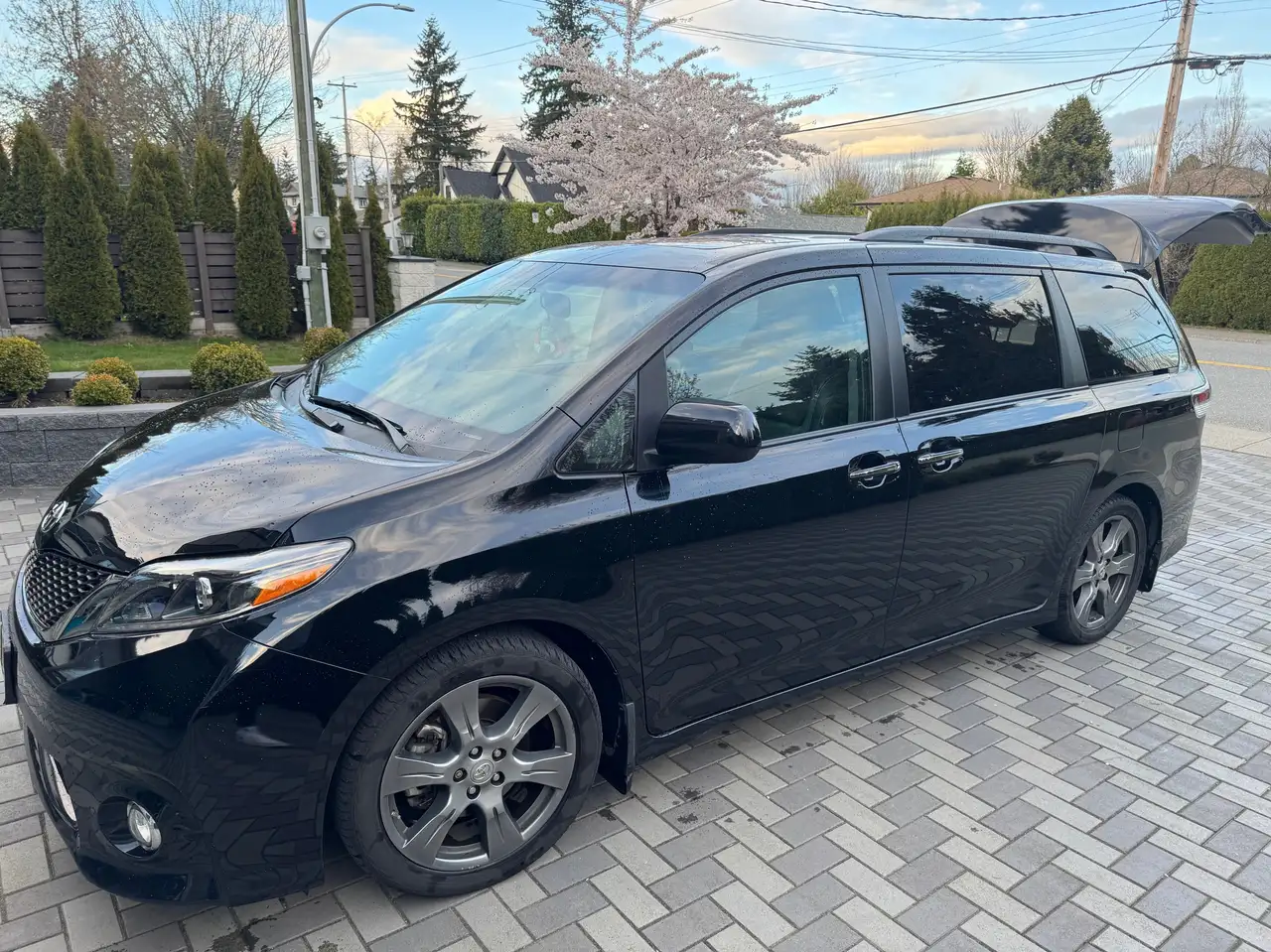 Toyota Sienna снимка Toyota Sienna