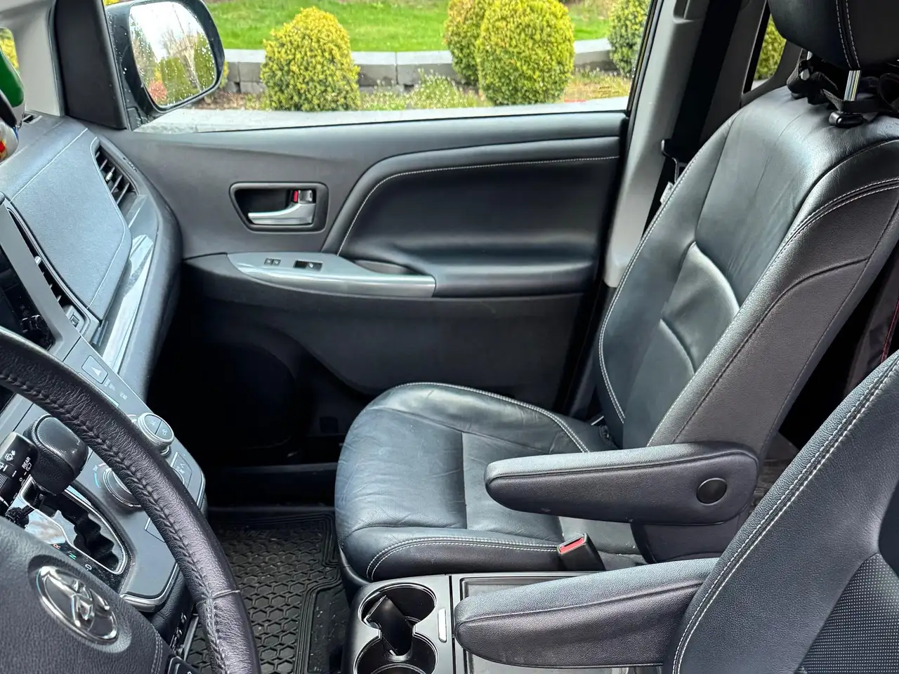 Toyota Sienna снимка Toyota Sienna