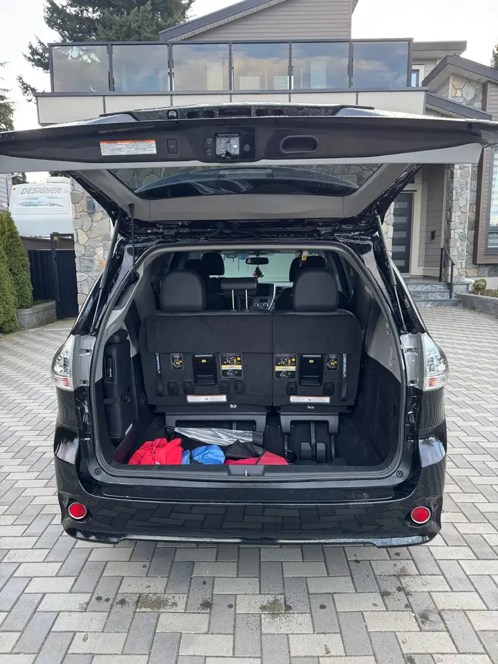Toyota Sienna снимка Toyota Sienna