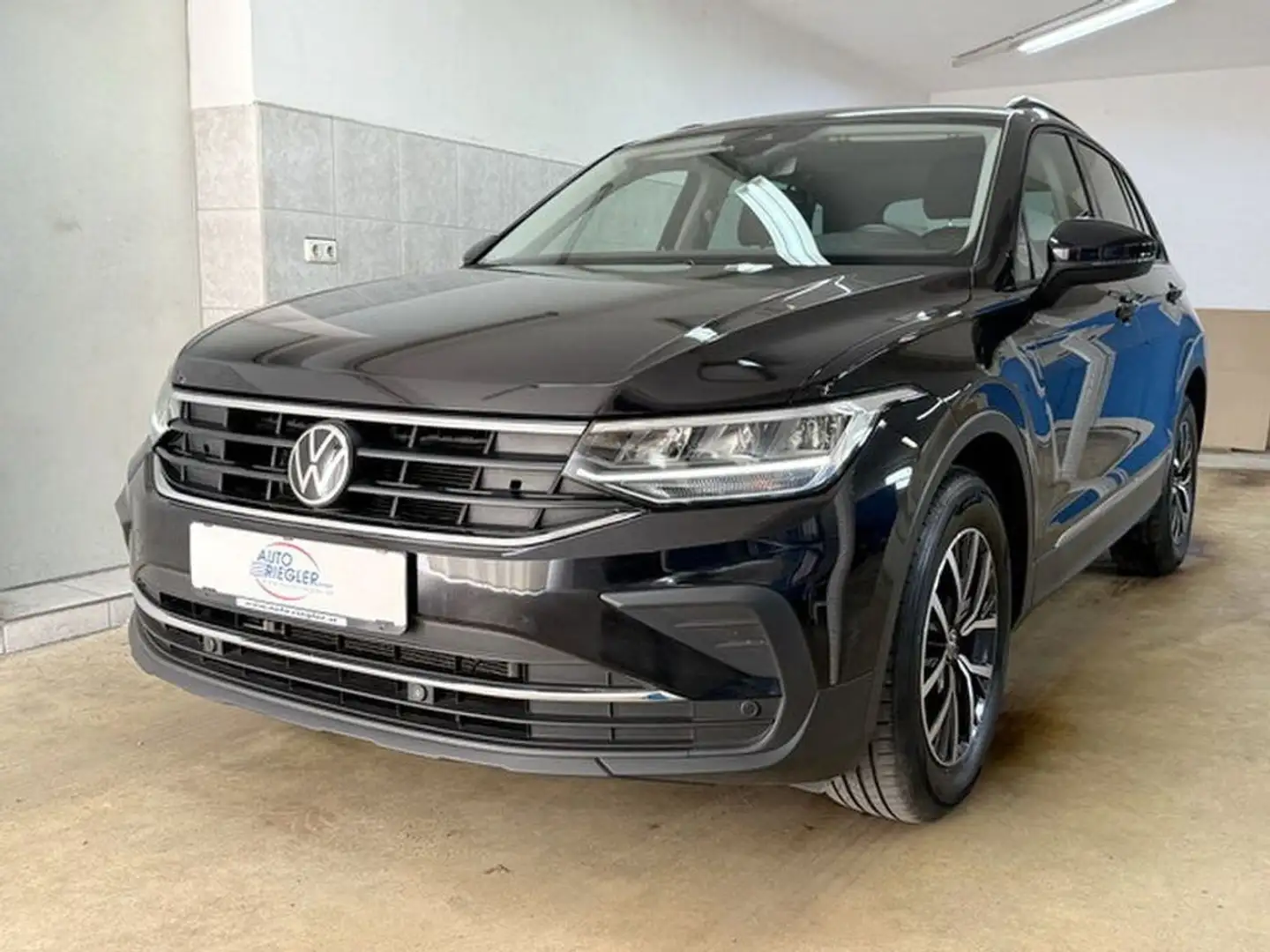 Volkswagen Tiguan Life 2,0 TDi  ''LED-Navi-ACC-Sitzh.-Alu17'' Schwarz - 1