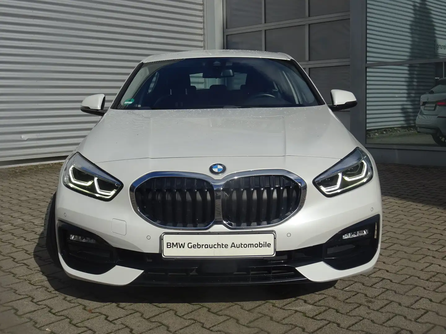 BMW 118 d Lim. Sport Line LED LivePro HuD CarPlay SH Weiß - 2
