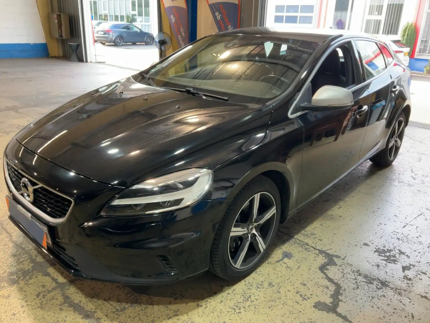 Volvo V40 R-Design 2HD NAV AUT LED PDC Schwarz - 1