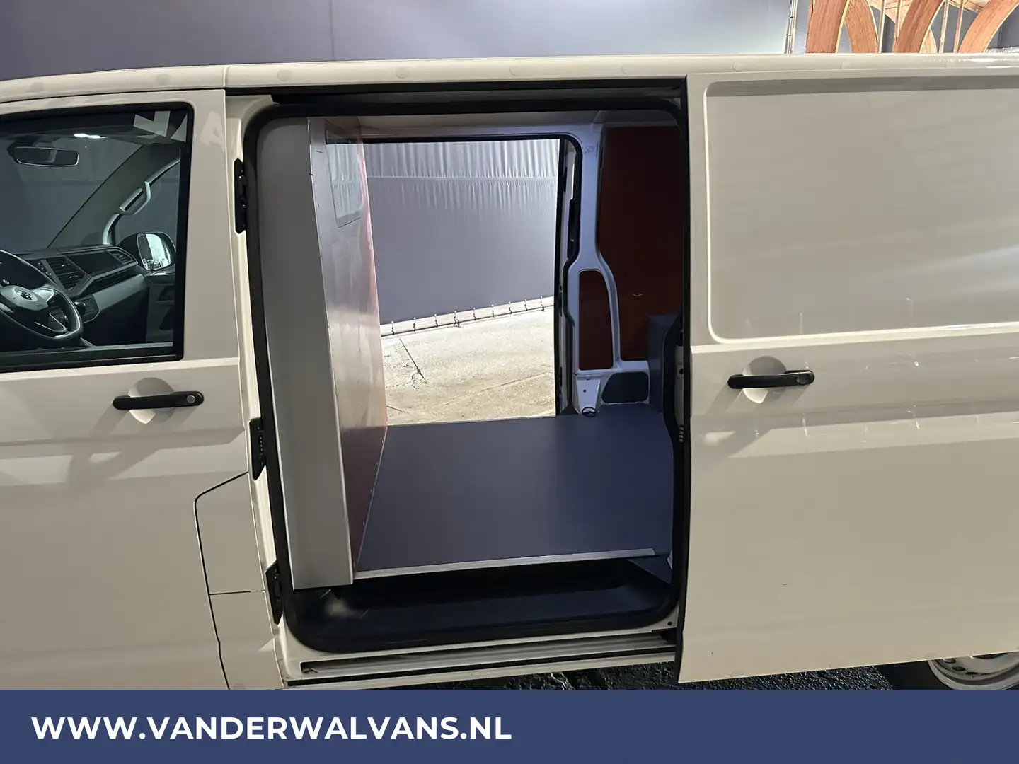 Volkswagen T6.1 Transporter 2.0 TDI 150pk L2H1 Euro6 Airco | 2500kg Trekhaak | Blanco - 2