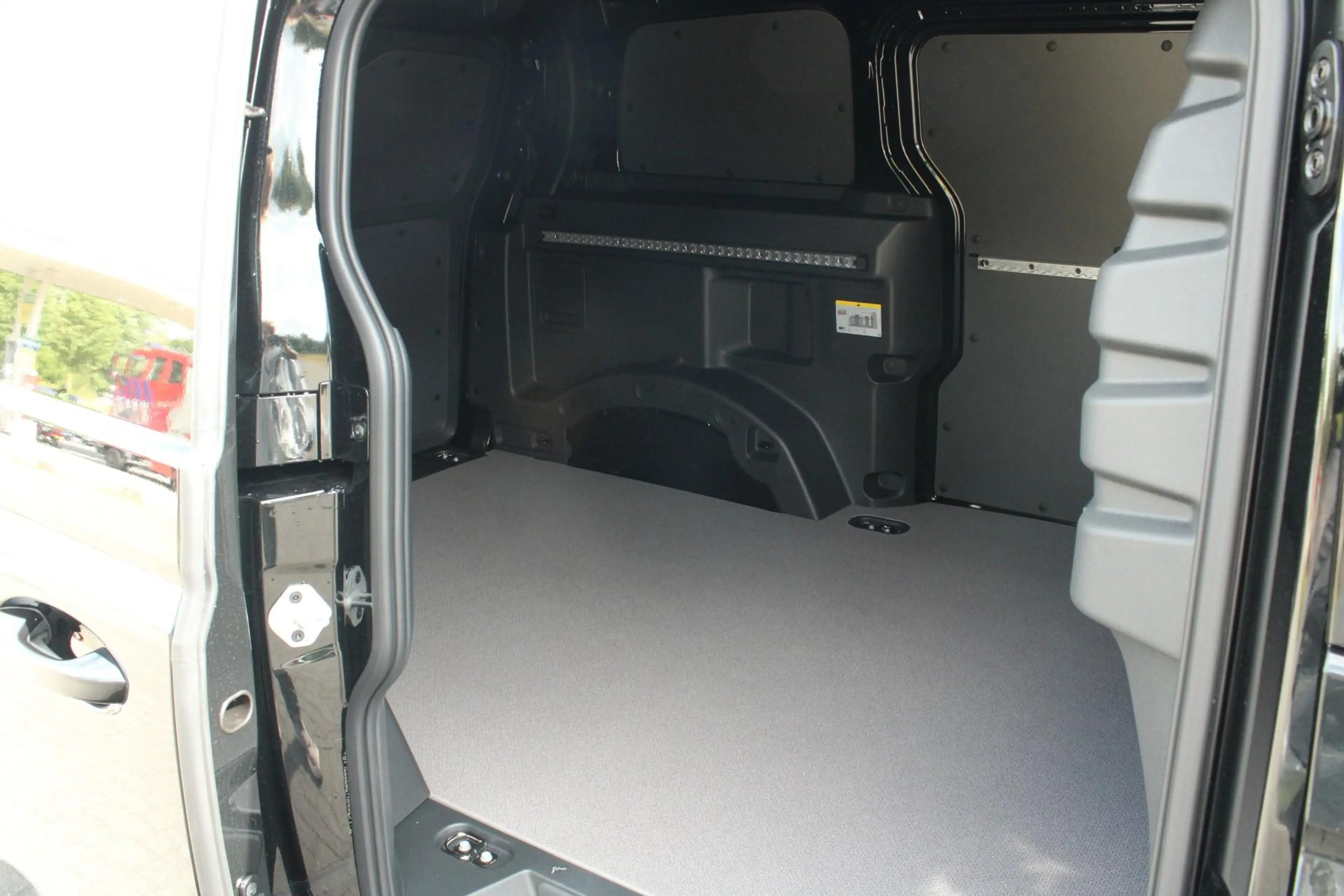Volkswagen ID. Buzz Cargo 190pk Economy Limited Edition 59 kWh | Stoelverwar — photo 4