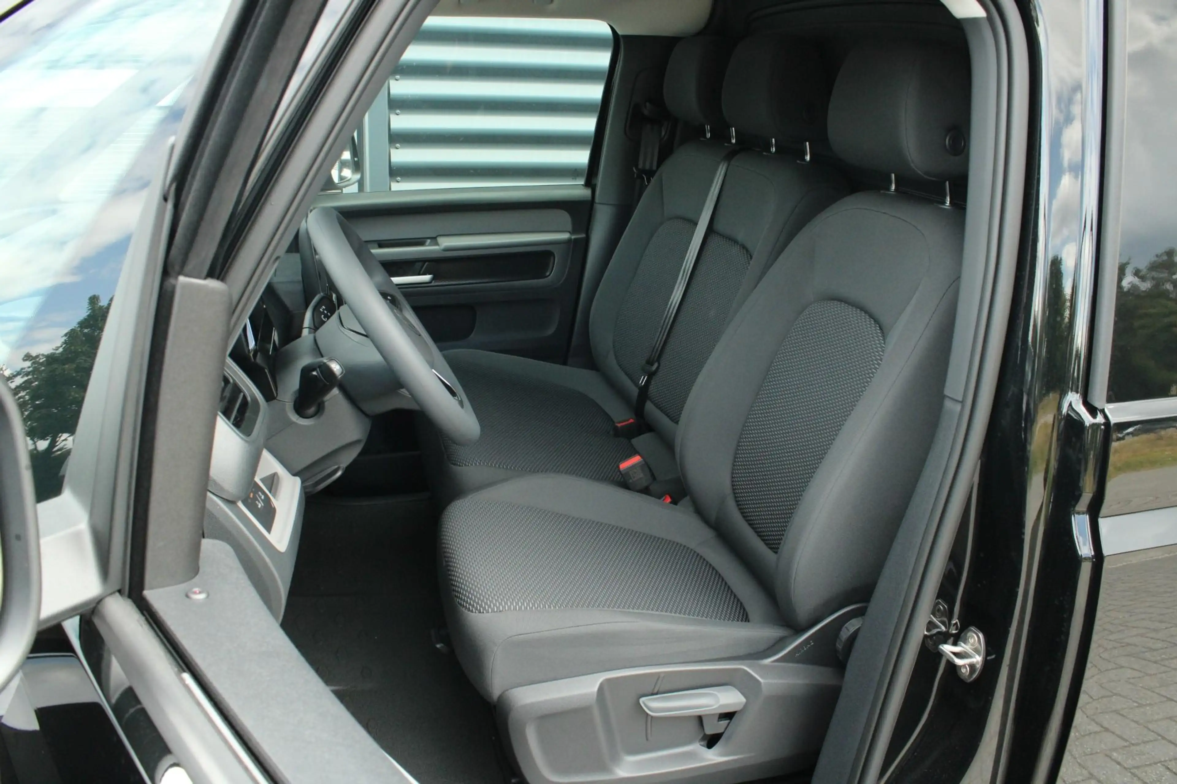Volkswagen ID. Buzz Cargo 190pk Economy Limited Edition 59 kWh | Stoelverwar — photo 5