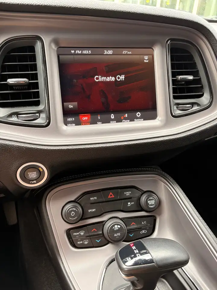 Dodge Challenger 2023 — фото 13