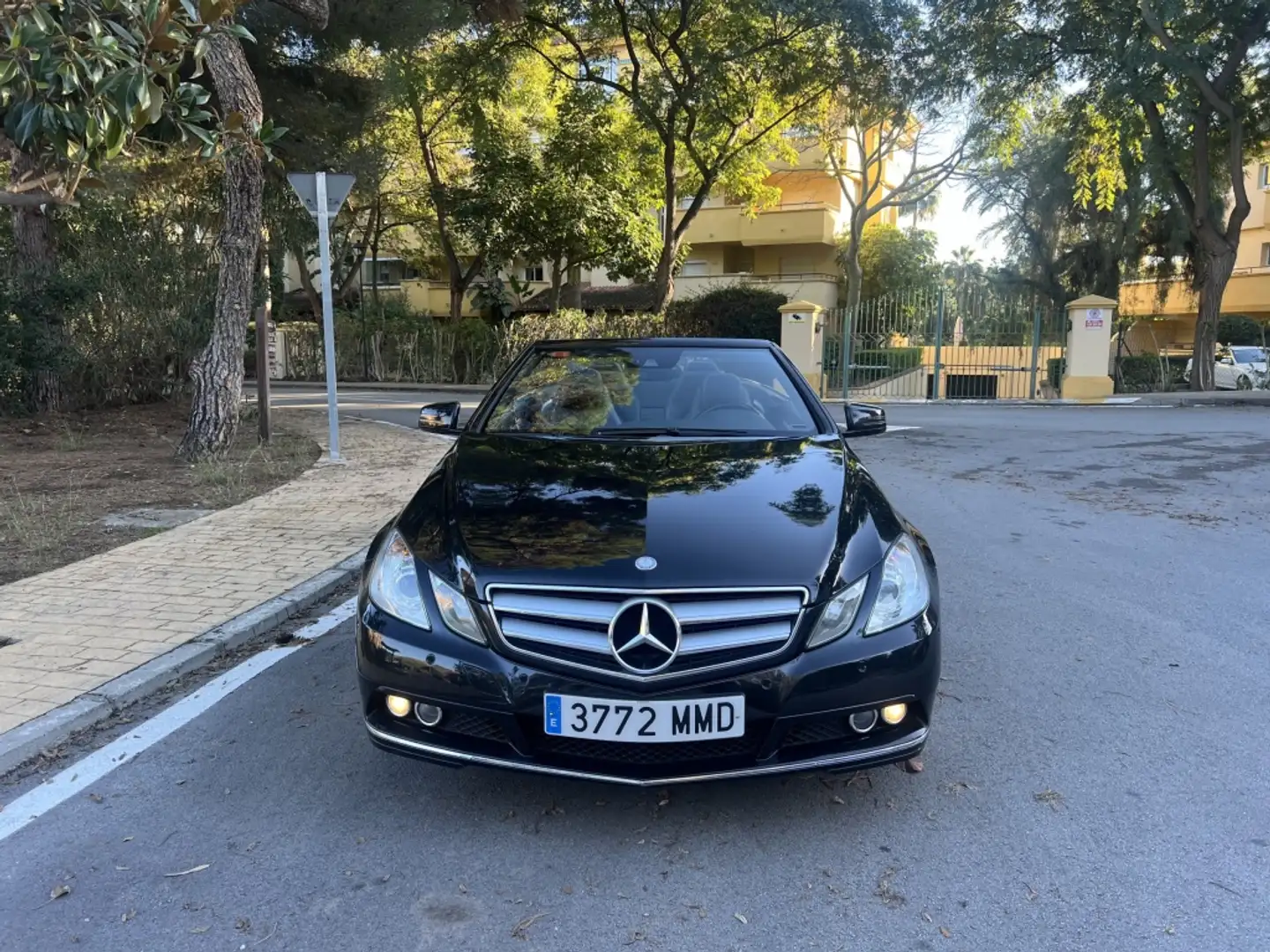 Mercedes-Benz E 200 Cabrio CGI BE Aut. Noir - 2