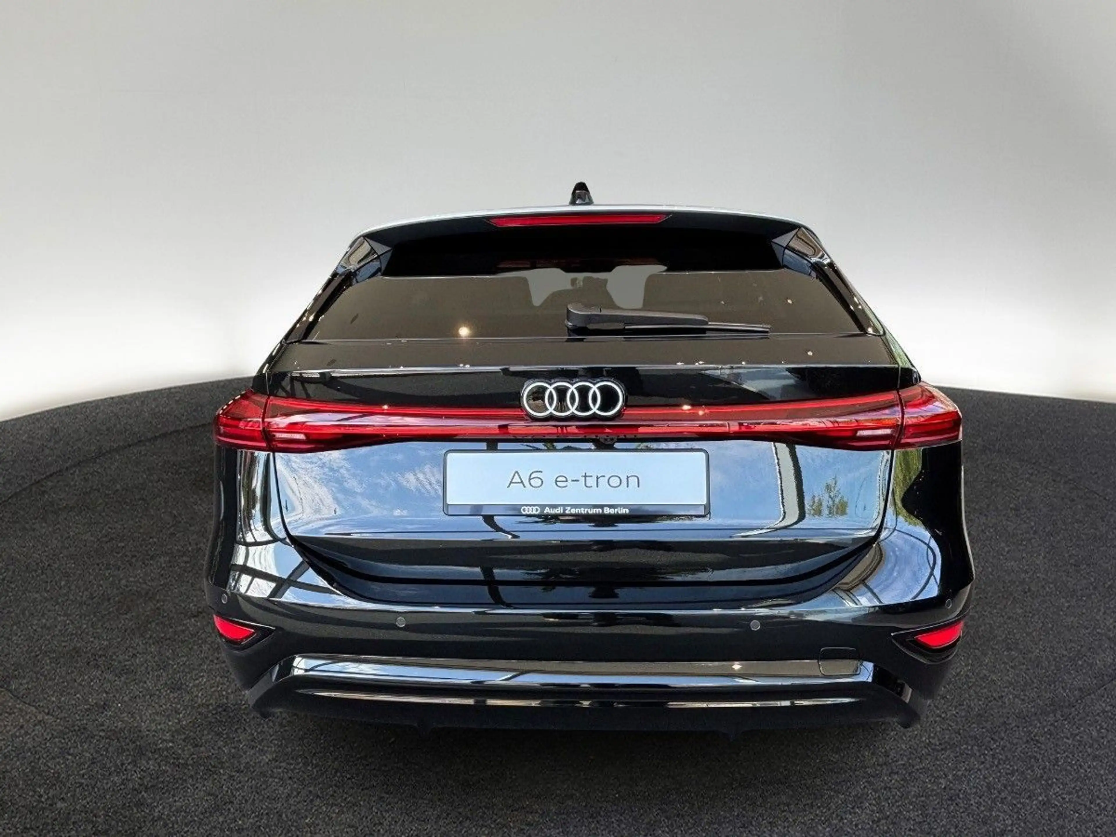Audi A6 e-tron . — photo 11