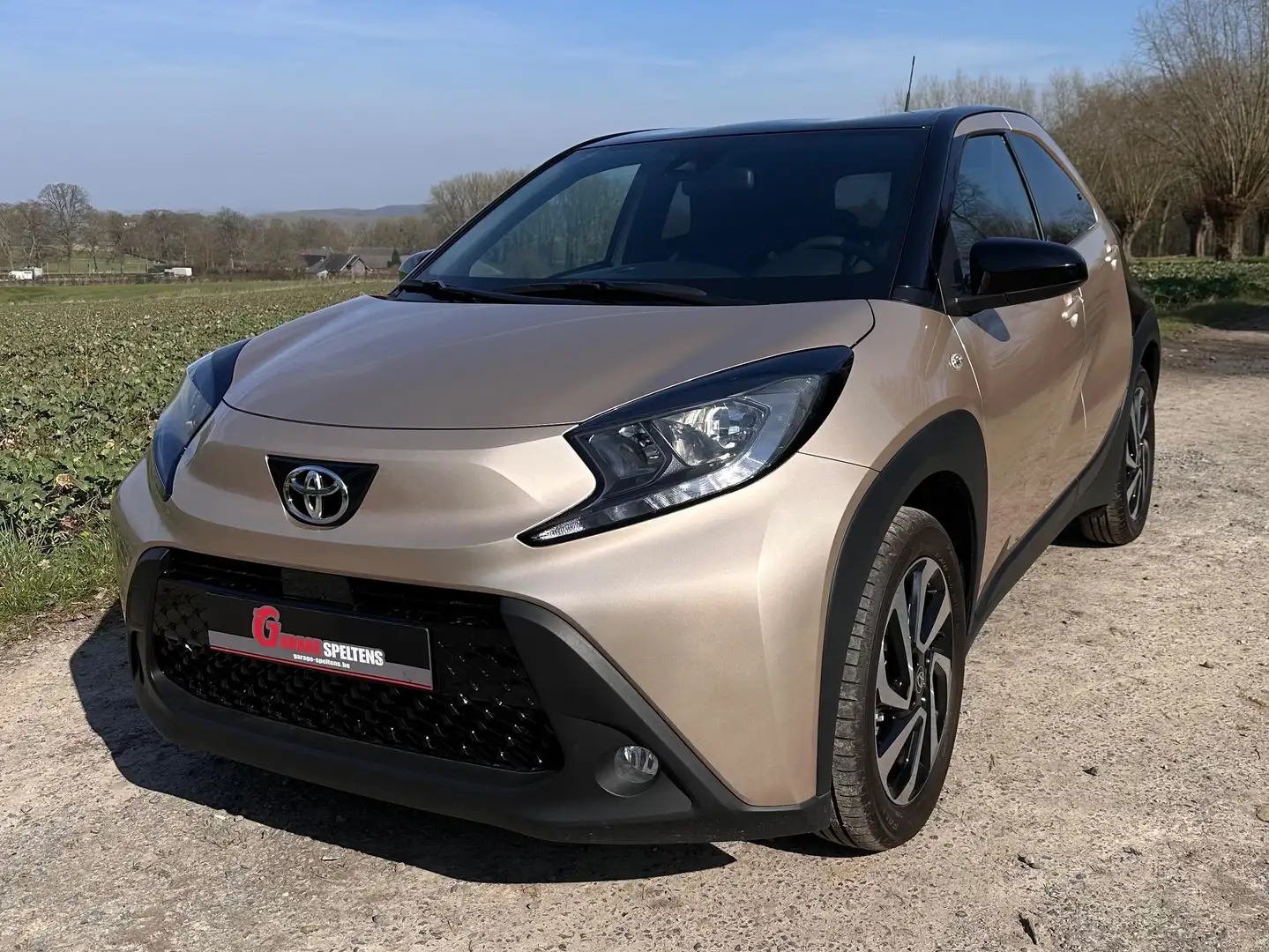 Toyota Aygo X Team D "STOCKWAGEN NIEUW" Brons - 1