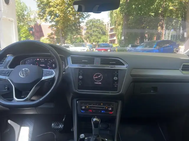 Volkswagen Tiguan Allspace view 12