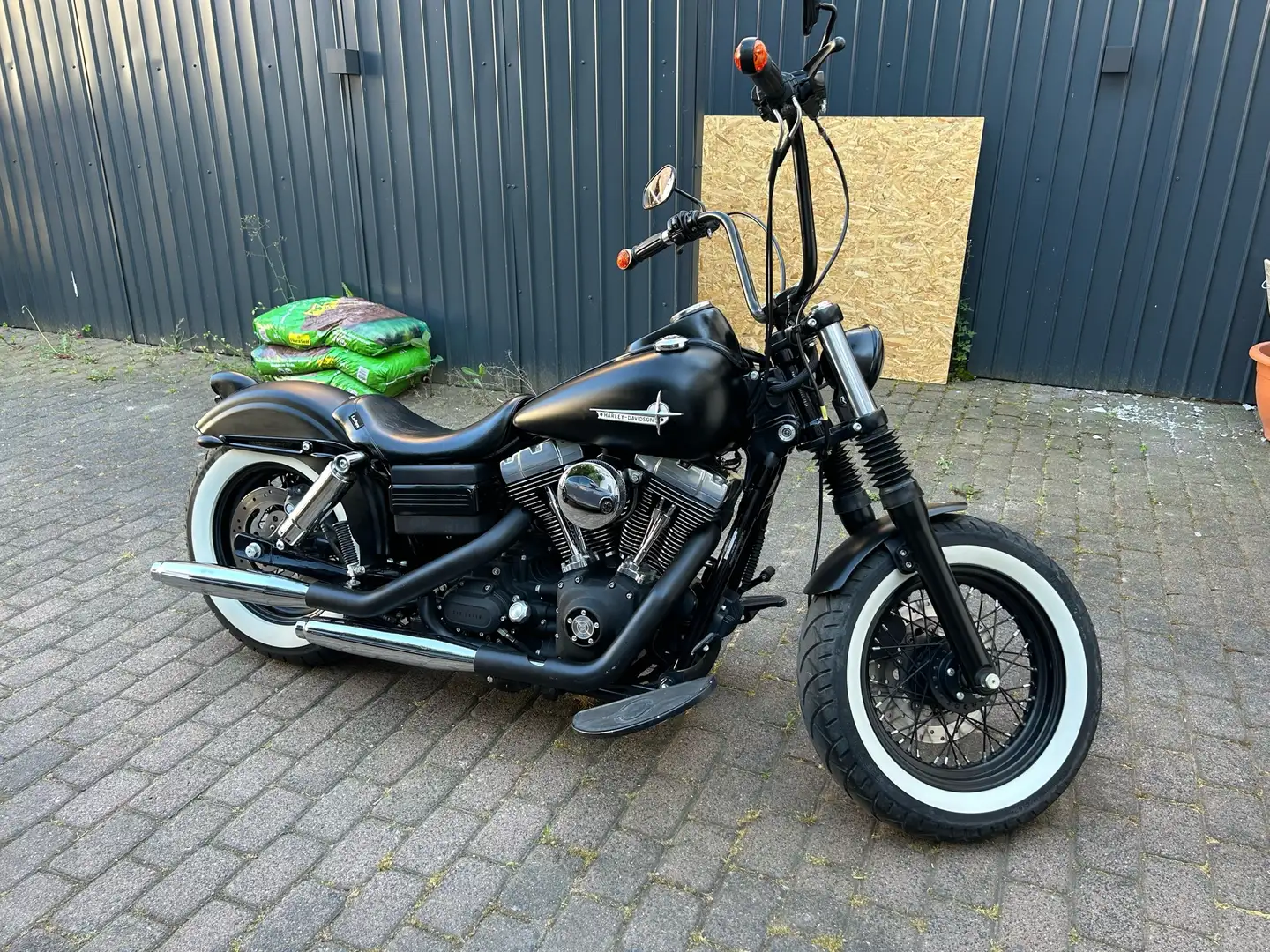 Harley-Davidson Dyna Street Bob Schwarz - 2