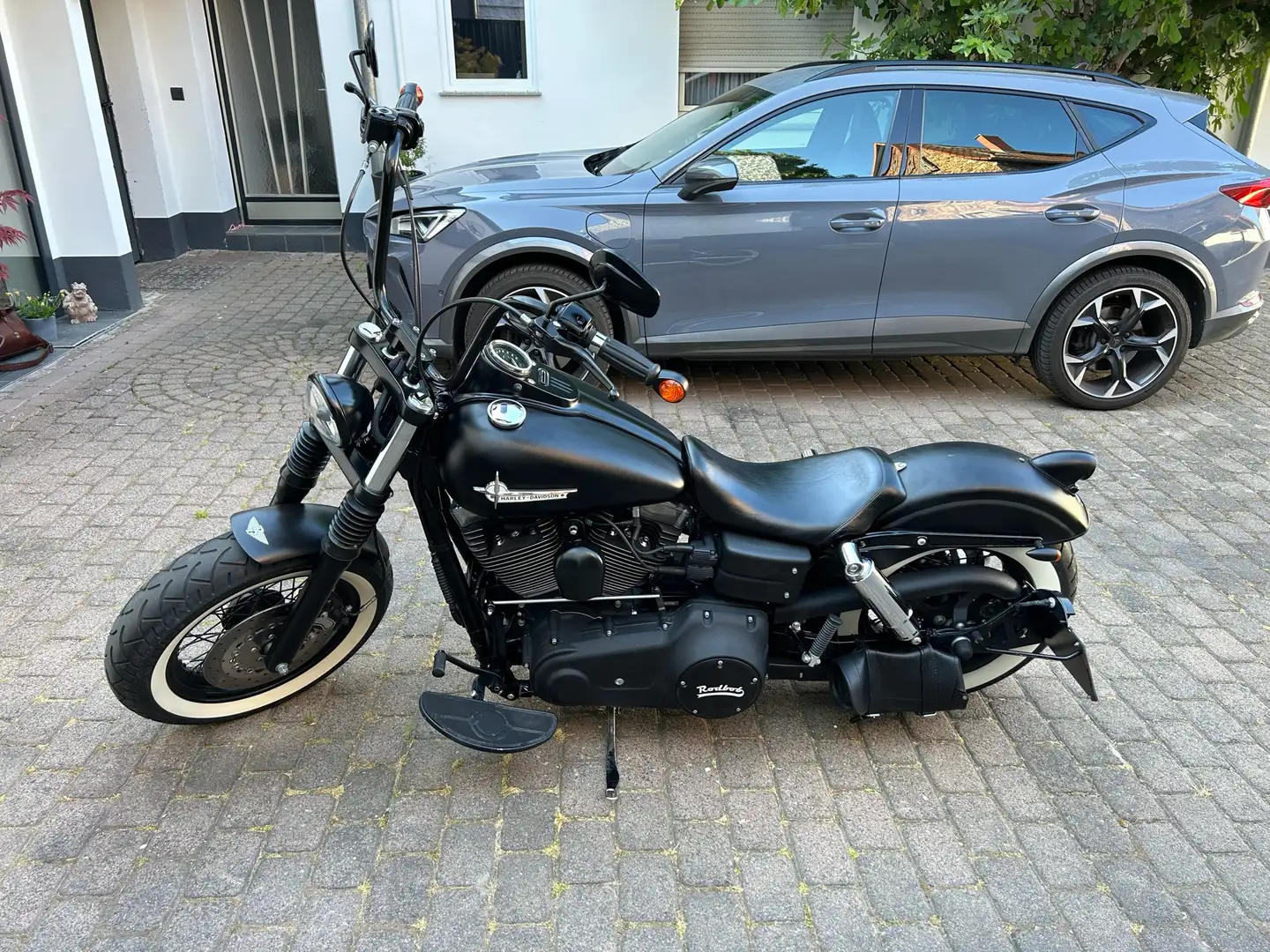 Harley-Davidson Dyna Street Bob Fekete - 1