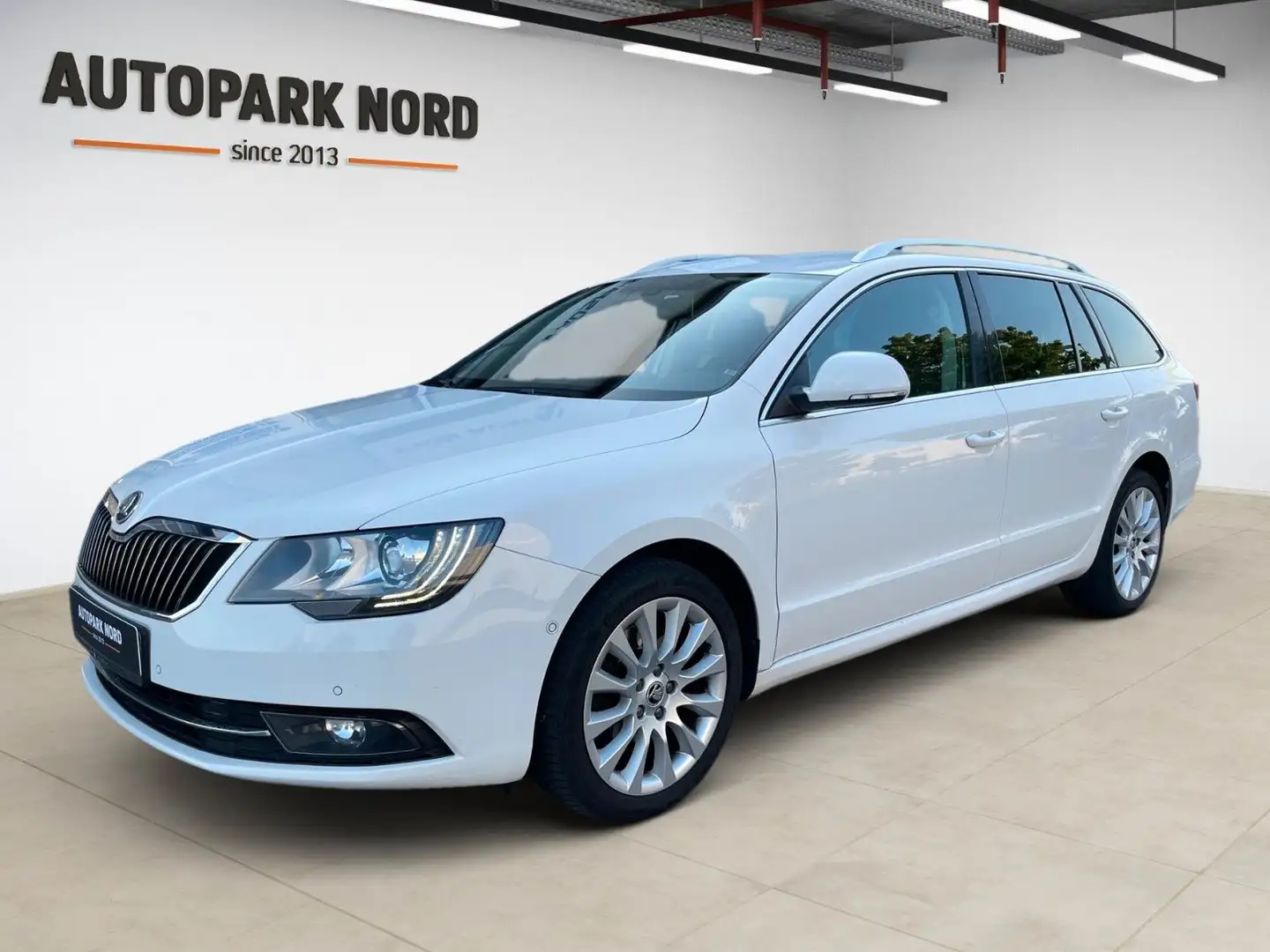 Skoda Superb 2.0 TDI DSG Combi Exclusive/BI-XENON/NAVI Weiß - 1