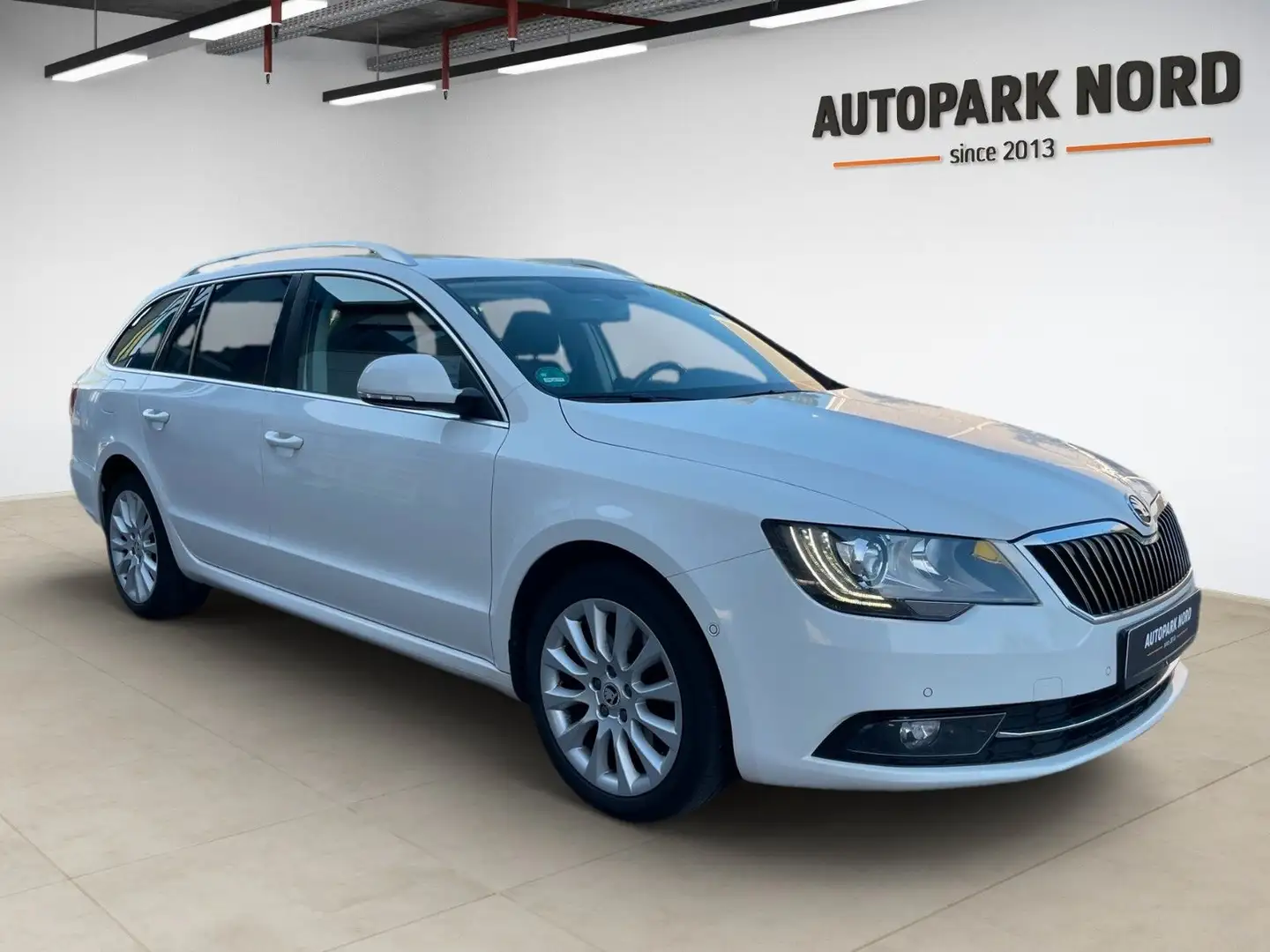Skoda Superb 2.0 TDI DSG Combi Exclusive/BI-XENON/NAVI Weiß - 2