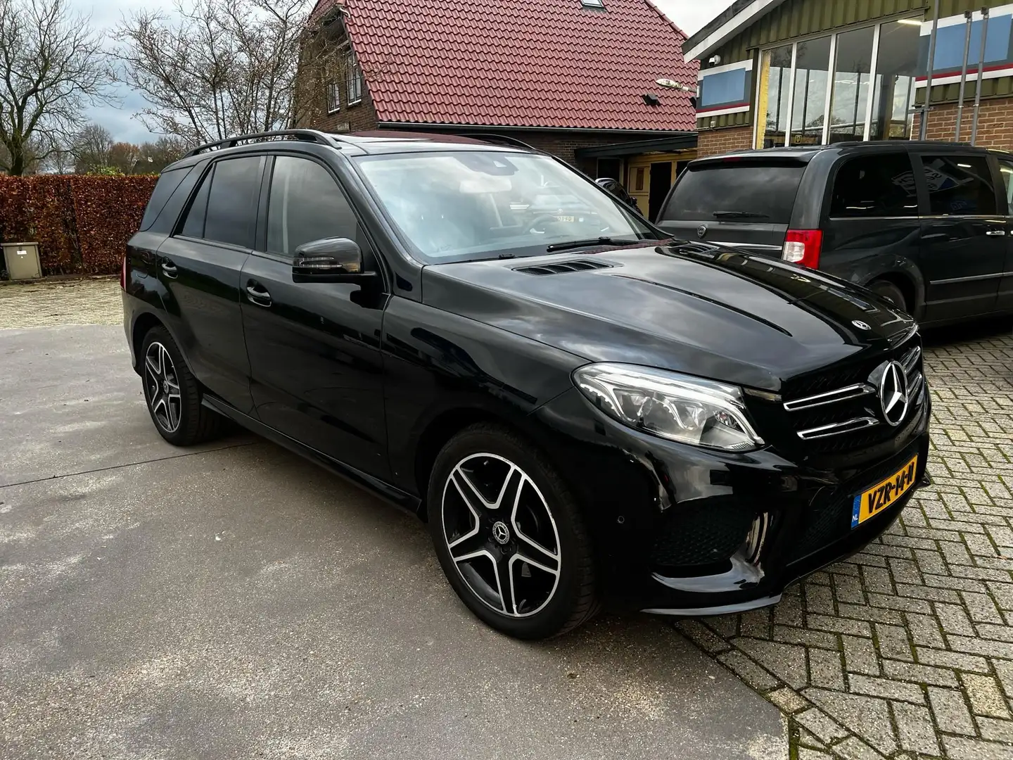 Mercedes-Benz GLE 350 AMG 350d 4MATIC VAN Euro6 | Airmatic | Apple Carpl Zwart - 2