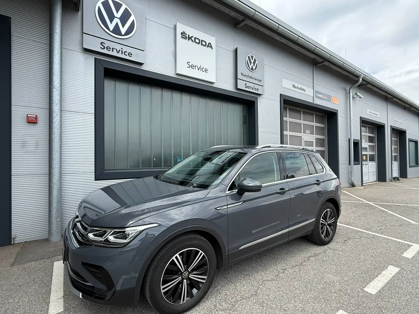 Volkswagen Tiguan Elegance 150TSI DSG Matrix,E-Ledersitze,Head-UP,360Grad-Kamera,AHV,ACC-Tempomat,3-Zonen Klimatronic,Keyles Go usw. usw. Grau - 1