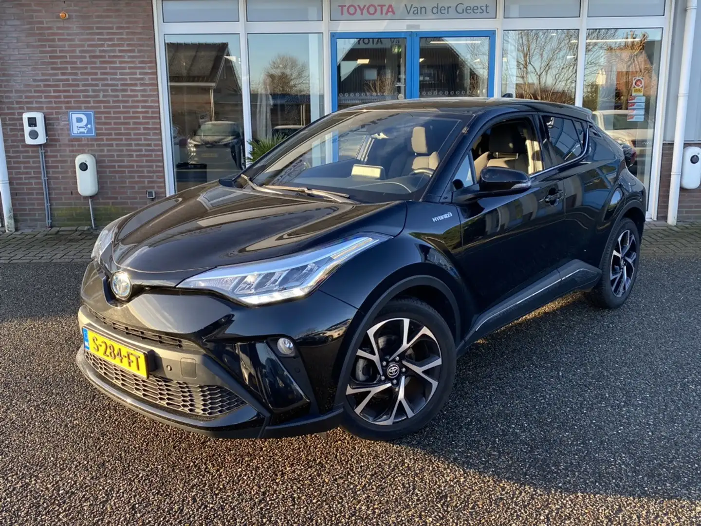 Toyota C-HR 1.8 Hybrid Dynamic Zwart - 2