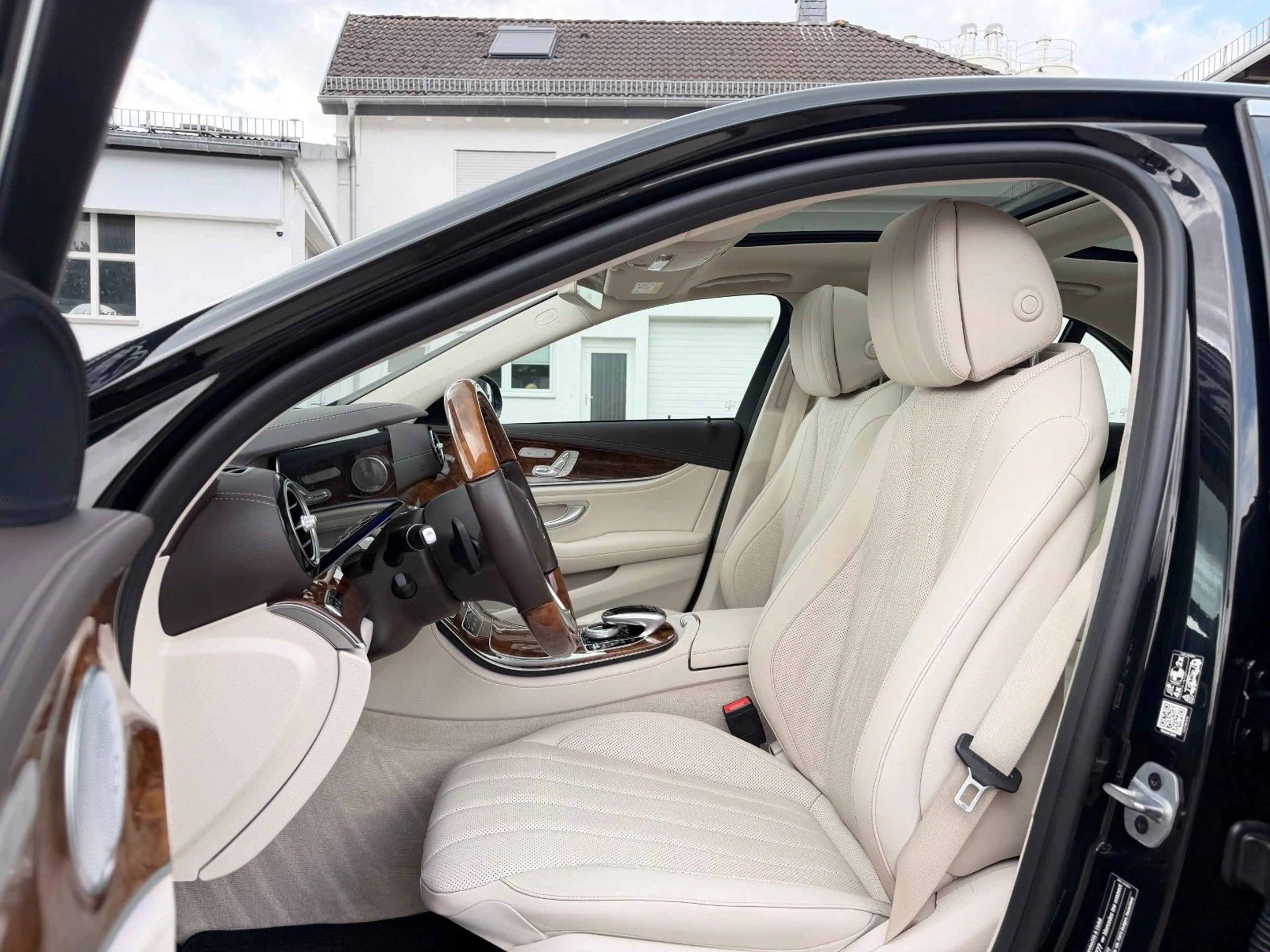 Mercedes-Benz E 450 4M AMG PANO*Massage*Sitzkl*SoftCl*Burm*HUD — photo 7