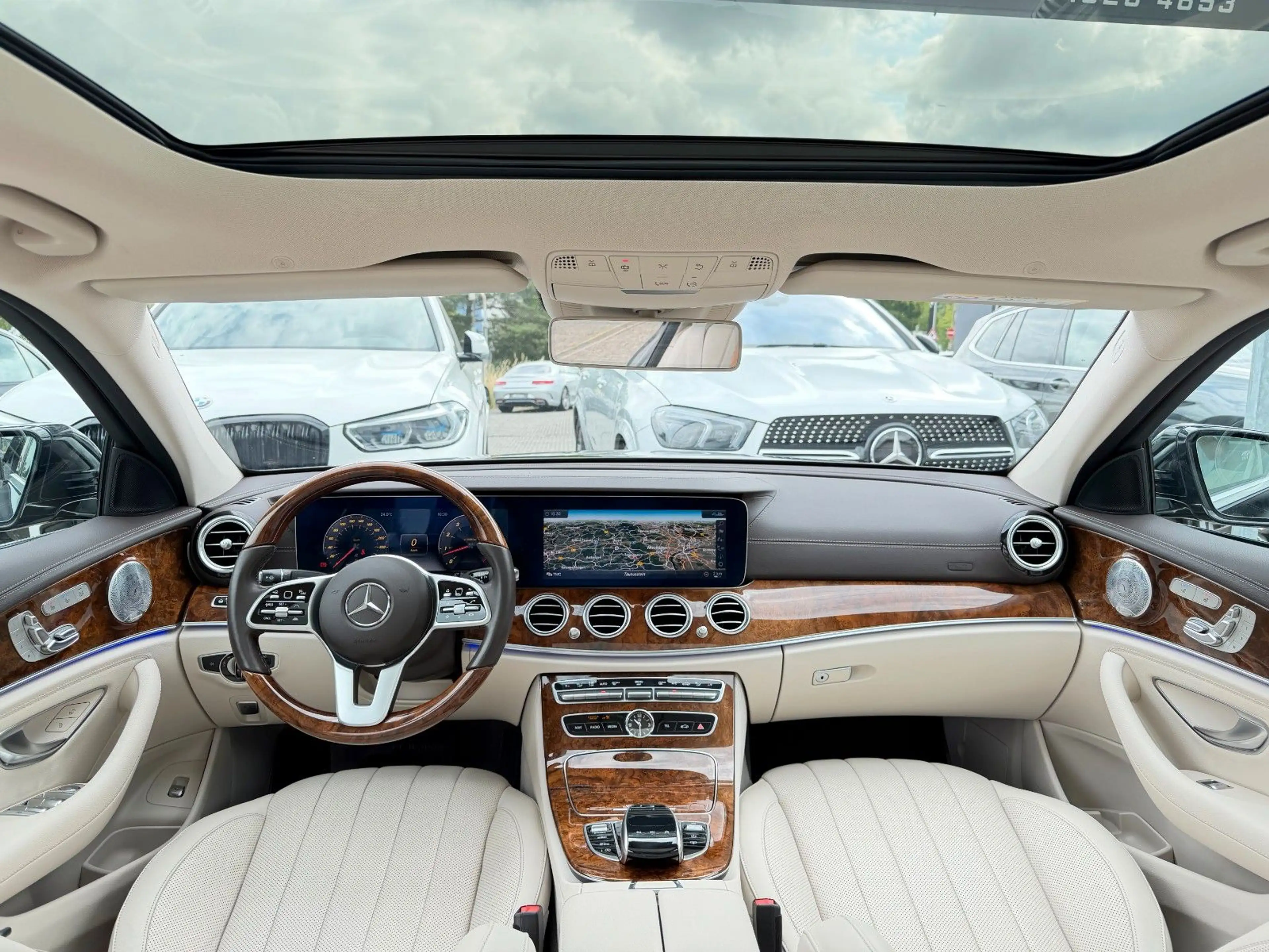 Mercedes-Benz E 450 4M AMG PANO*Massage*Sitzkl*SoftCl*Burm*HUD — photo 10