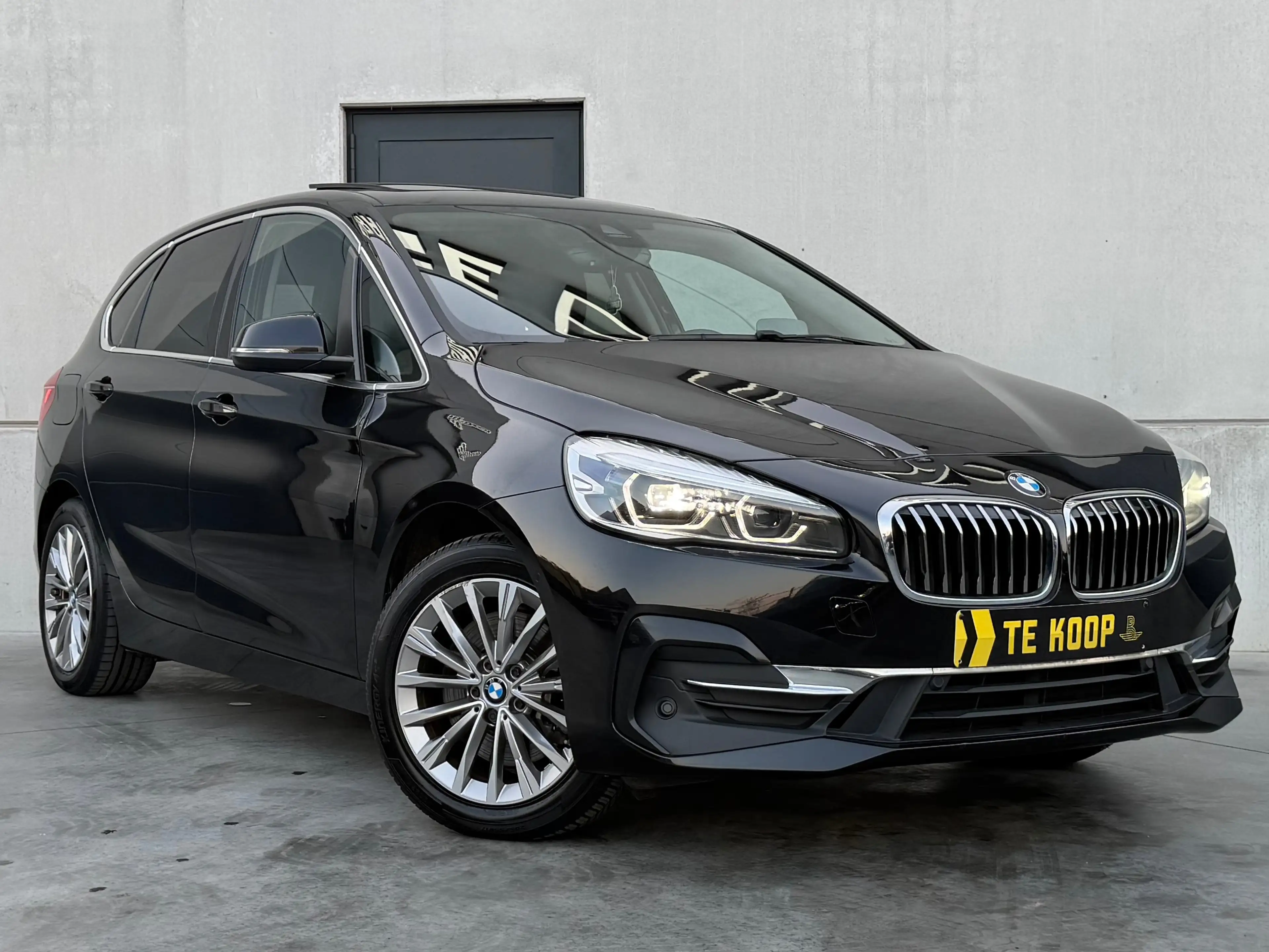 BMW 225 CarPlay * Panoramadak * Head-Up * Harman Kardon * Comfort Access * Camera * Leder * Elektrische Zetels Memory*