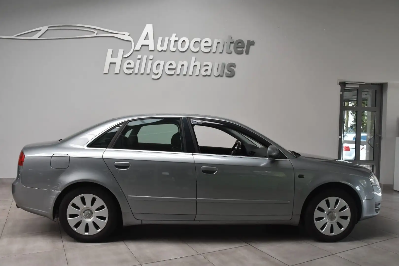 Audi A4 3.2 FSI Quattro Navi Leder SDach BOSE PDC AHK Grau - 2