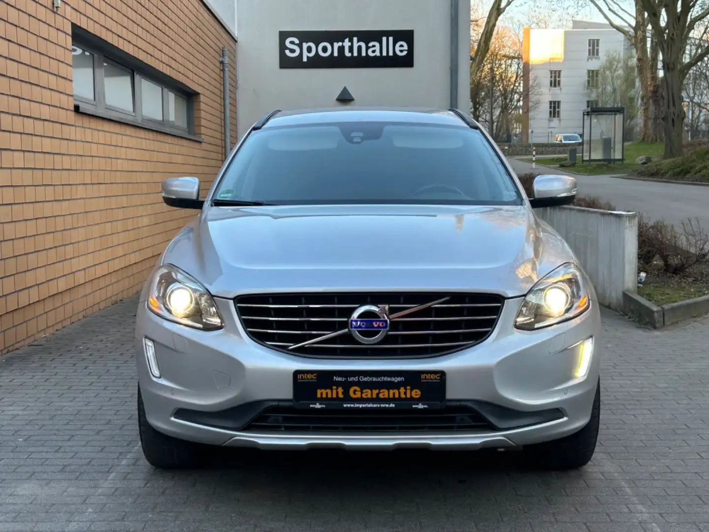 Volvo XC60 Momentum/2.HAND/NAVI/XENON/STANDHEIZUNG/GEP Silber - 2