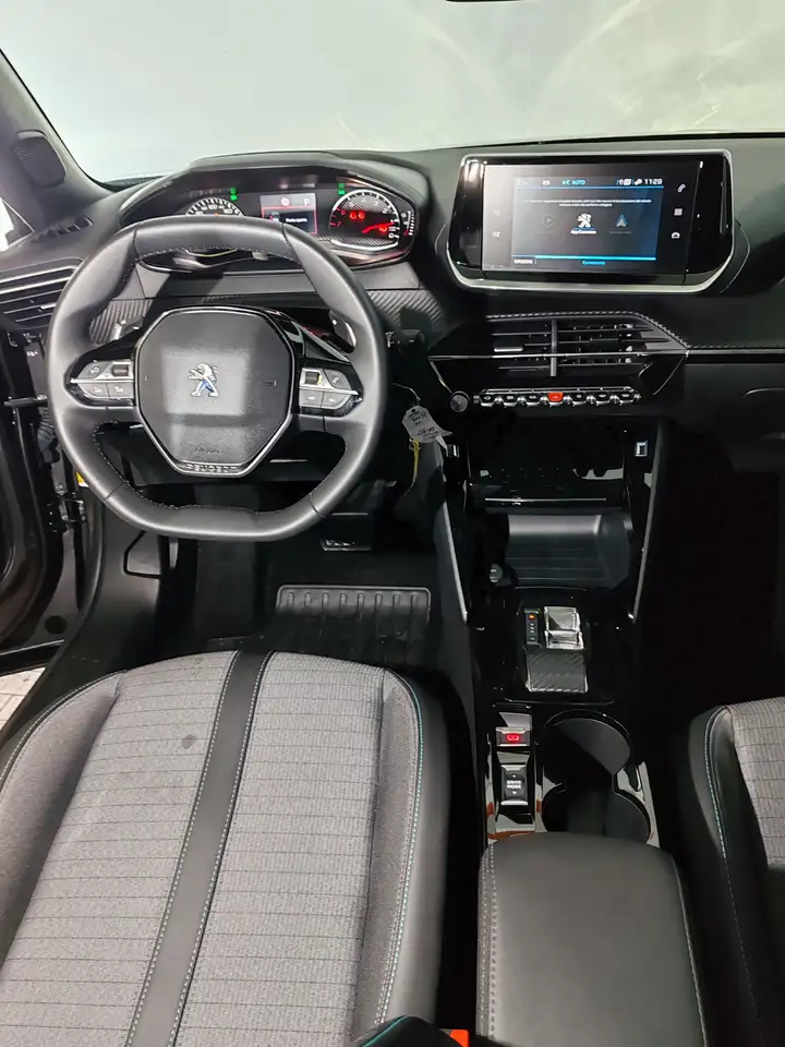 Peugeot 2008 1.2 130cv Allure EAT8 Navi + Telecamera 10