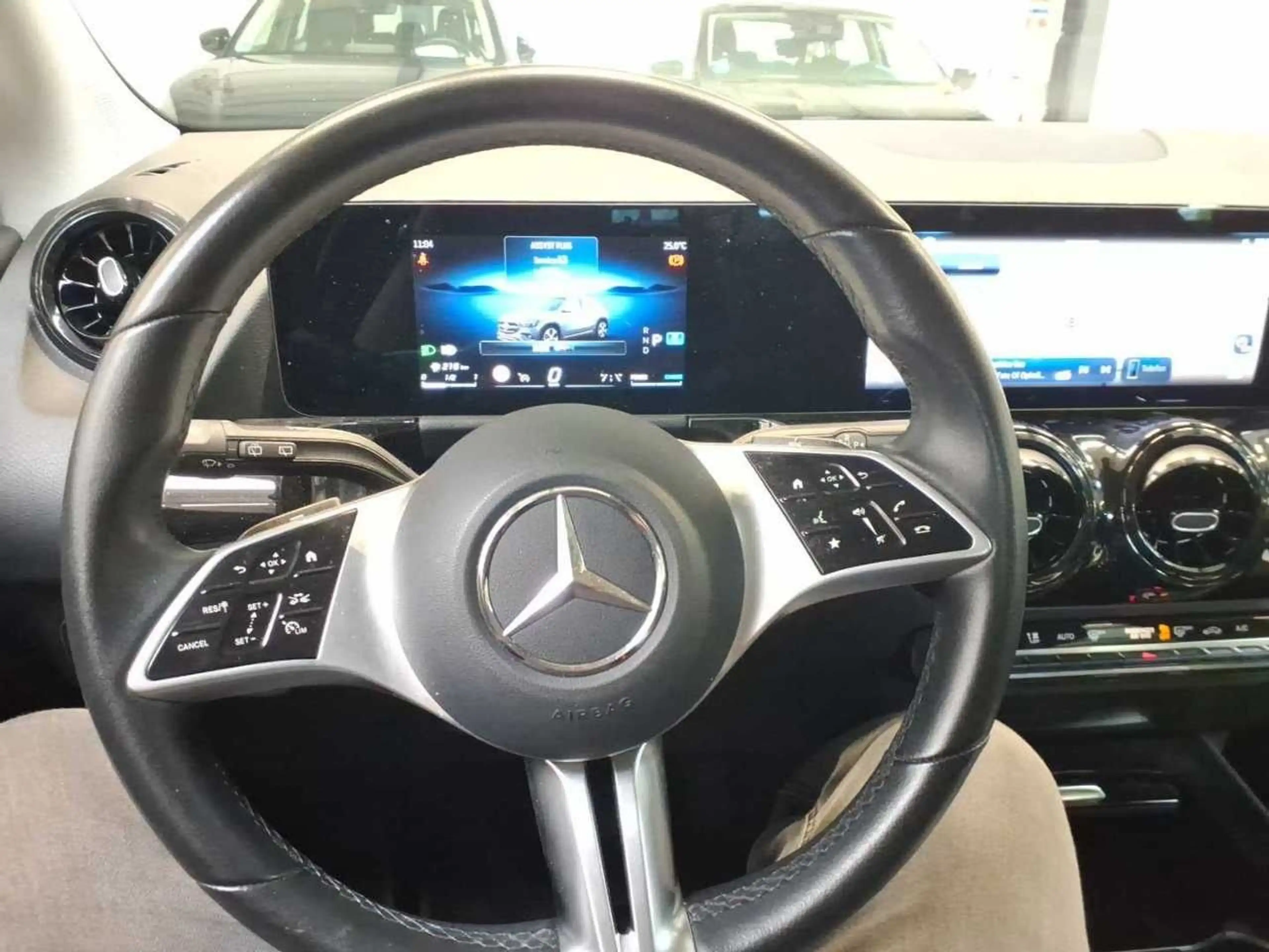 Mercedes-Benz GLA 180 Key LED Lane Navi RKam AUT Facelift SHZ — photo 10