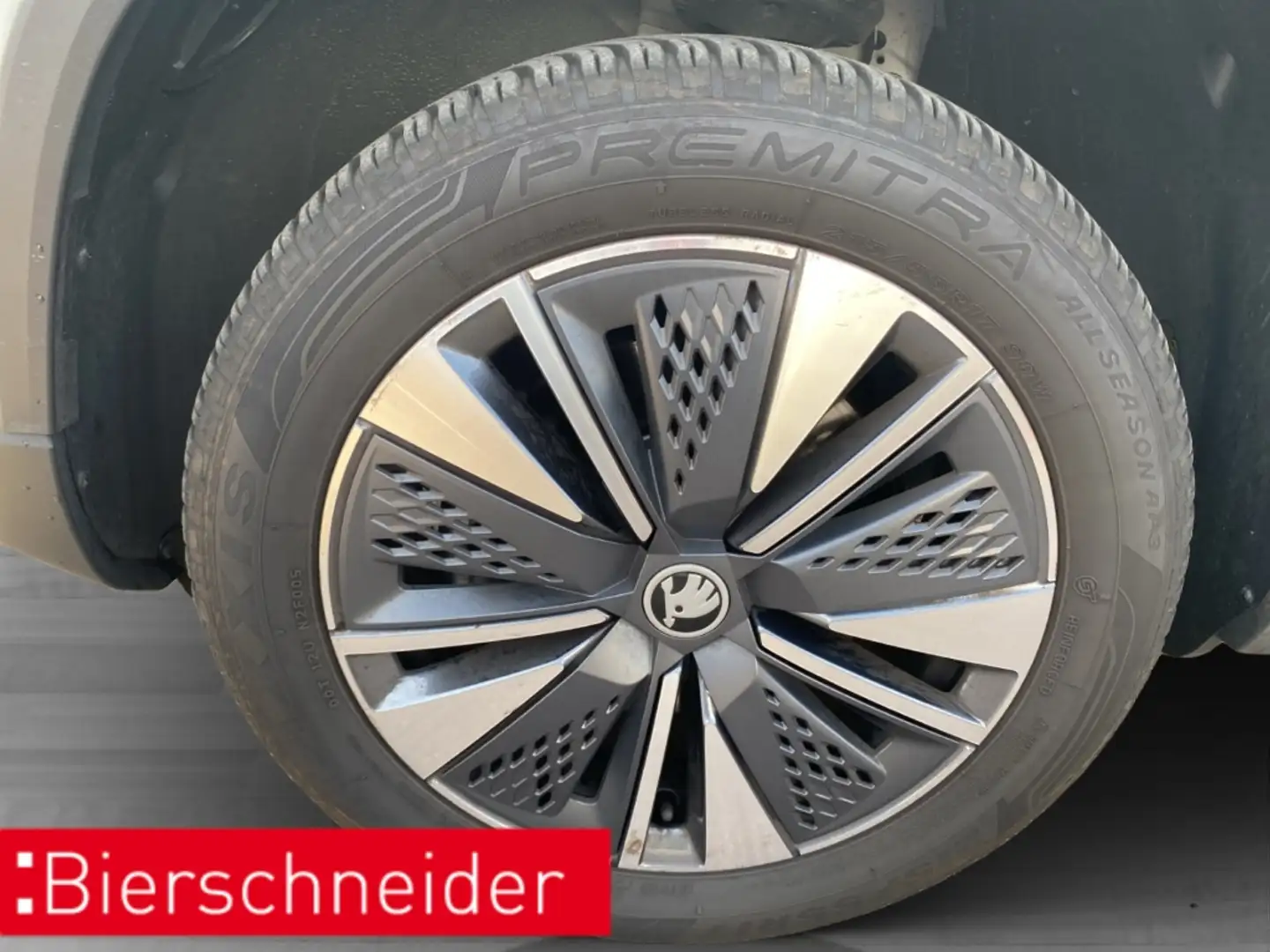 Skoda Karoq 1.5 TSI DSG Selection Pano AHK Matrix Kamera Weiß - 2