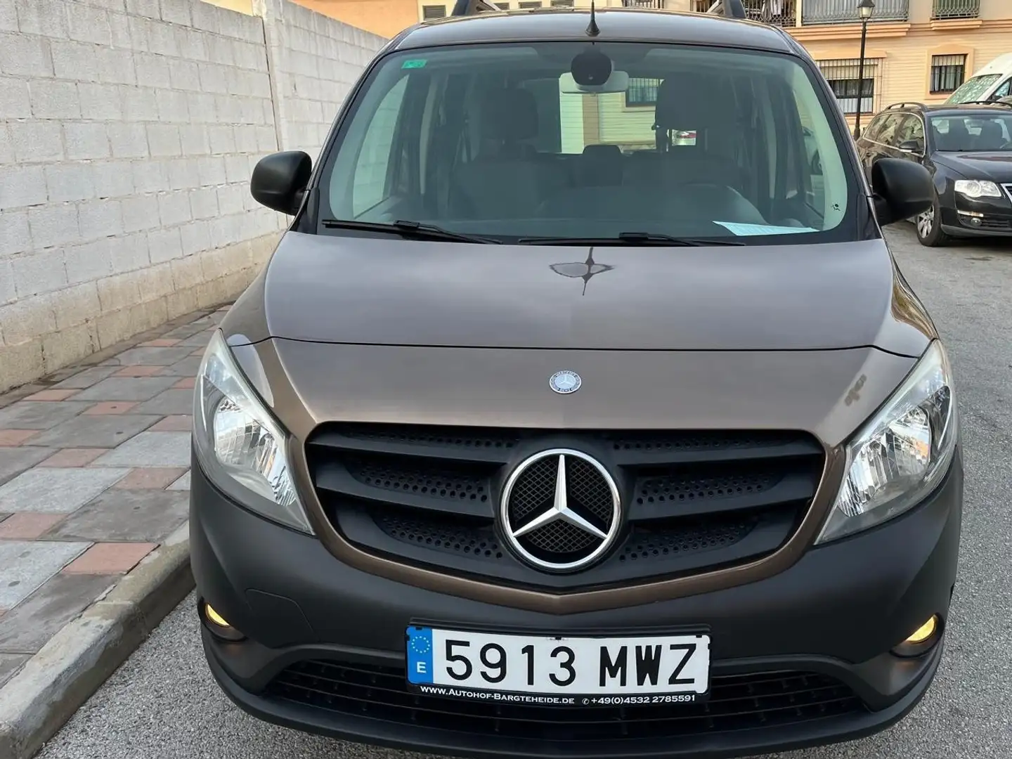 Mercedes-Benz Citan Furgón 111CDI Largo Marrón - 1