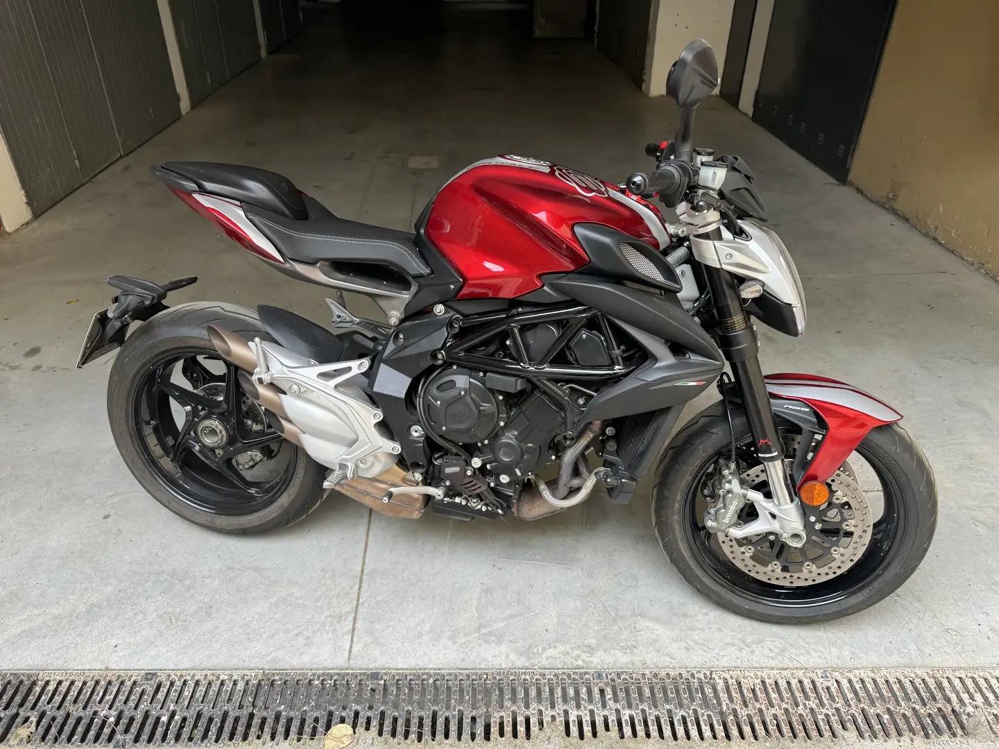 MV Agusta 800 Rosso ABS Rot - 1