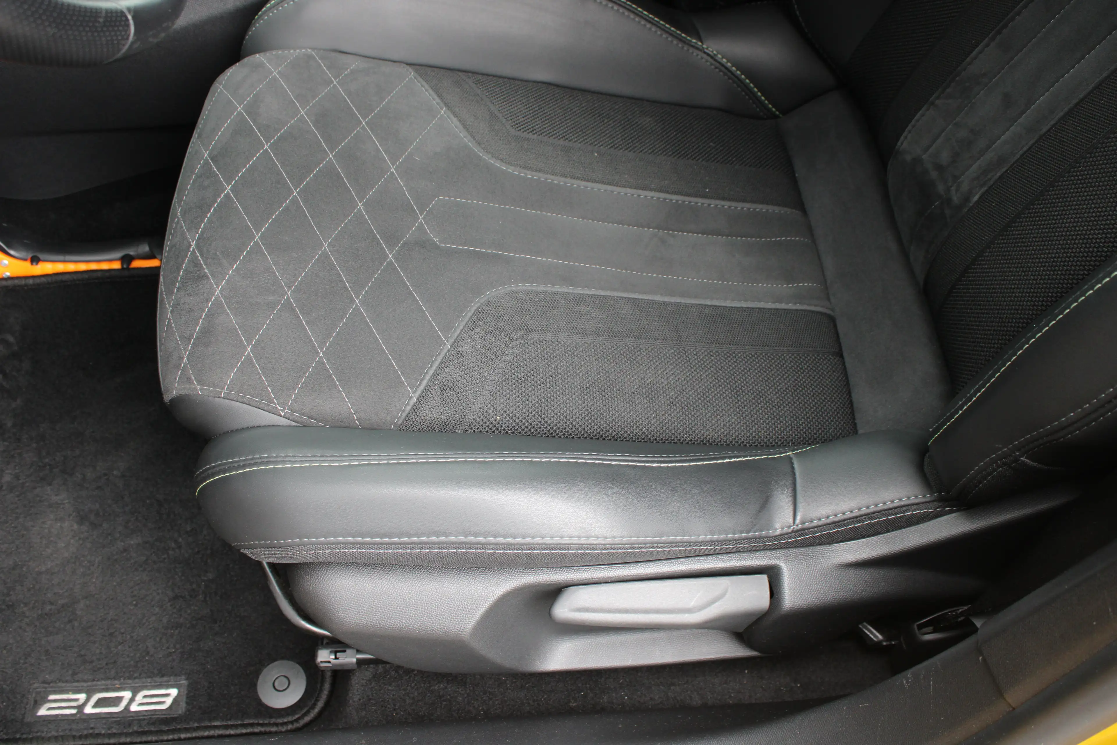 Peugeot 208 1.2 PureTech 130pk EAT8 GT Pack | Automaat | Navig — photo 22