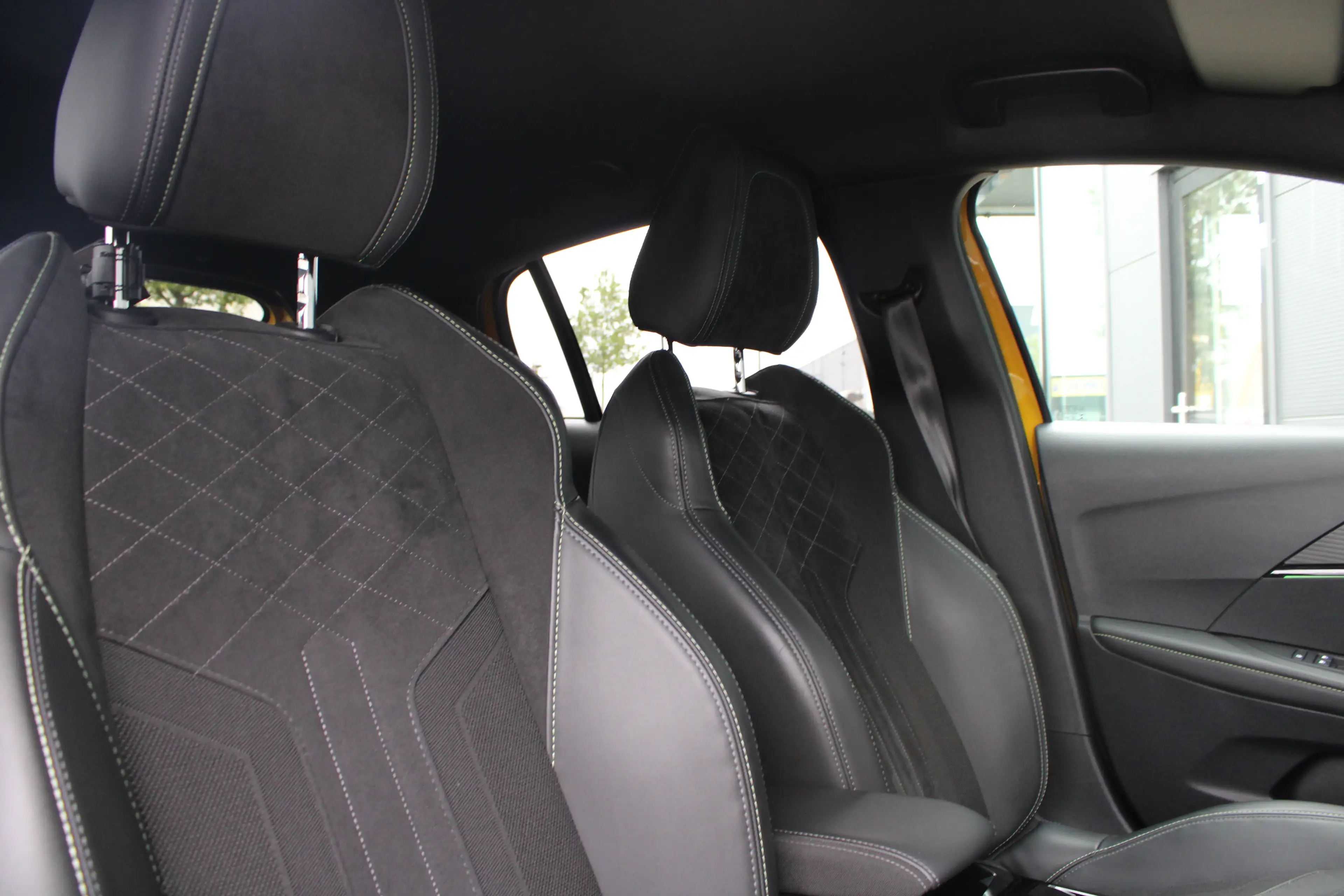 Peugeot 208 1.2 PureTech 130pk EAT8 GT Pack | Automaat | Navig — photo 4