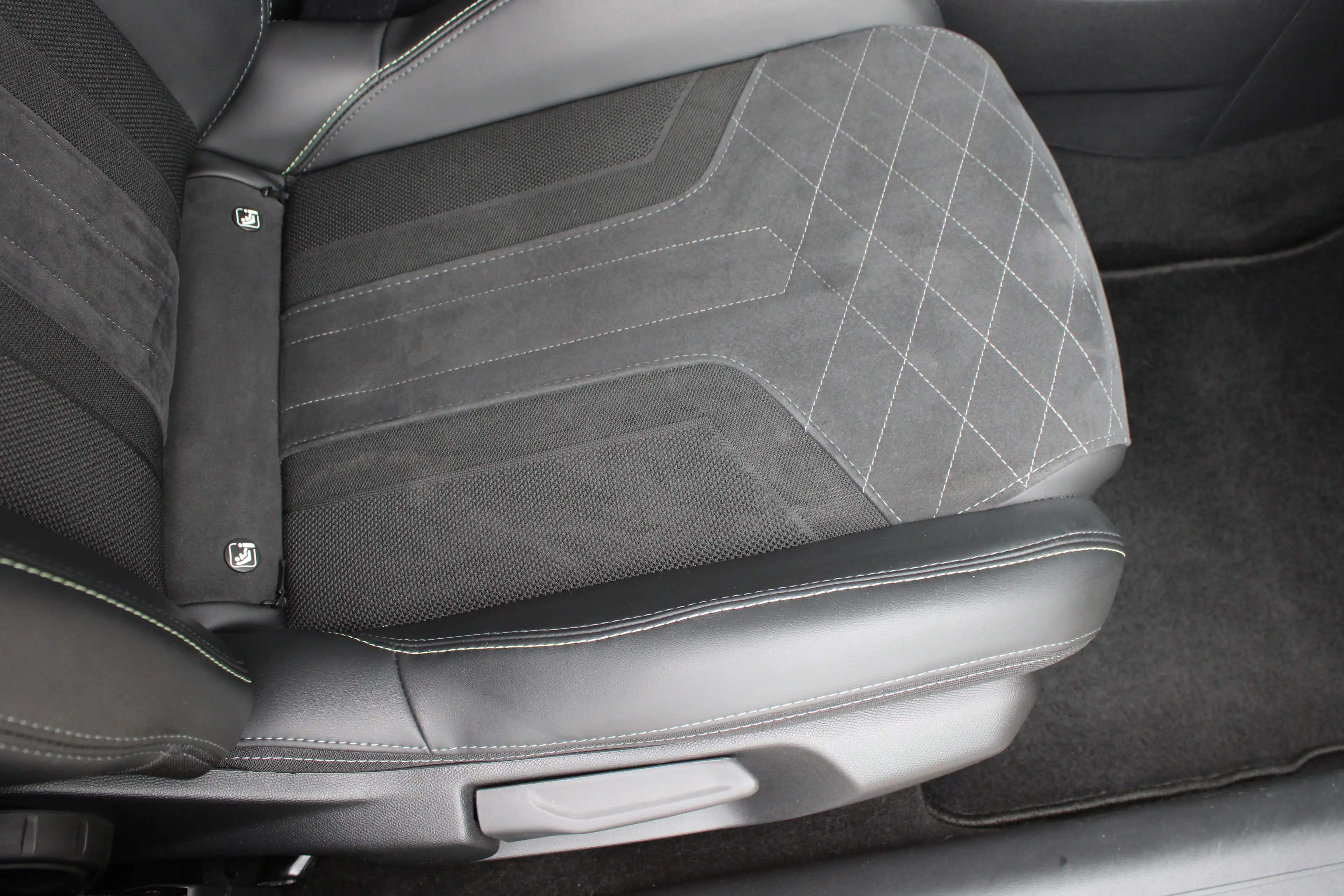 Peugeot 208 1.2 PureTech 130pk EAT8 GT Pack | Automaat | Navig — photo 5