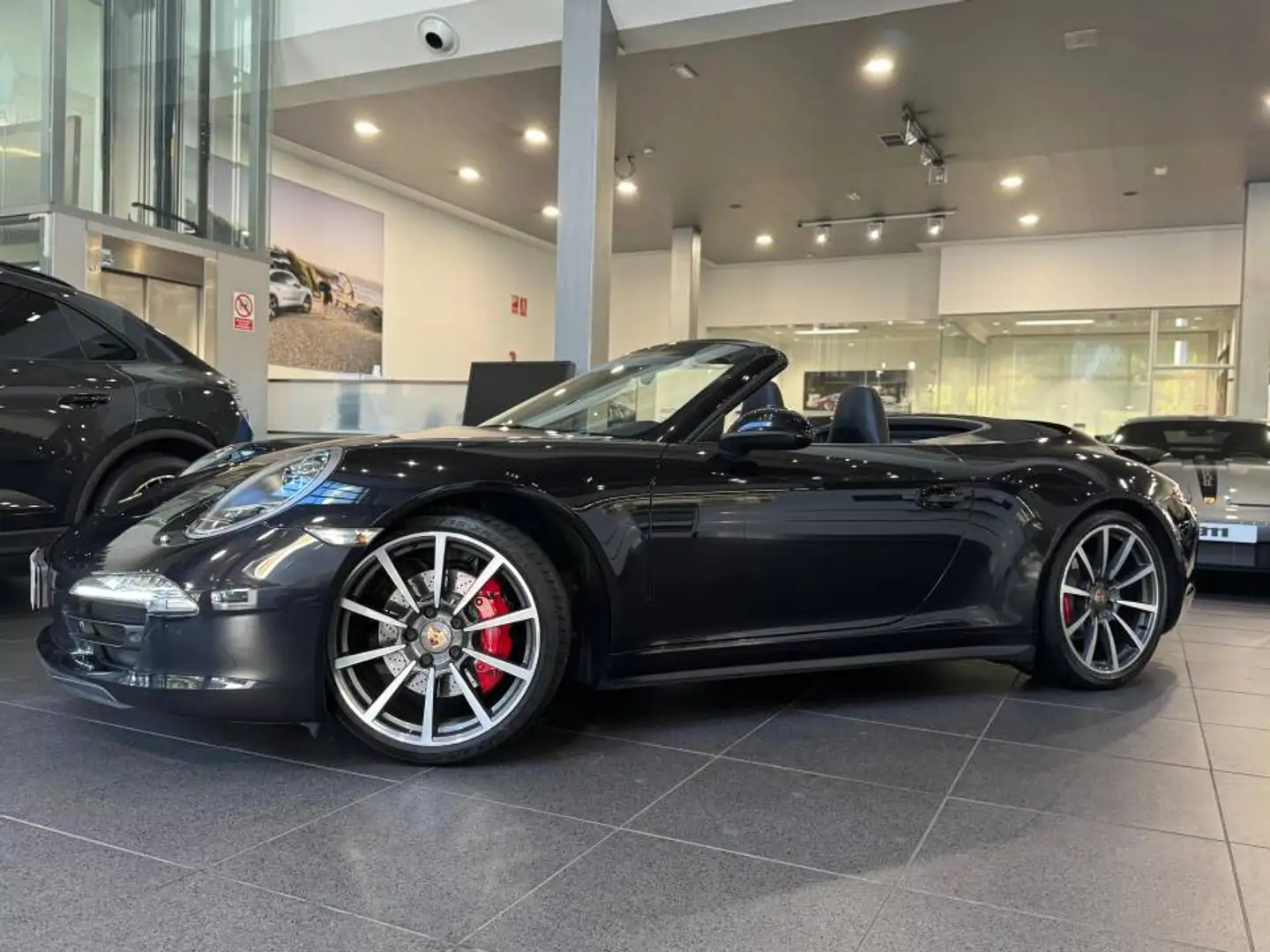 Porsche 991 Carrera 4S Cabriolet PDK Zwart - 1