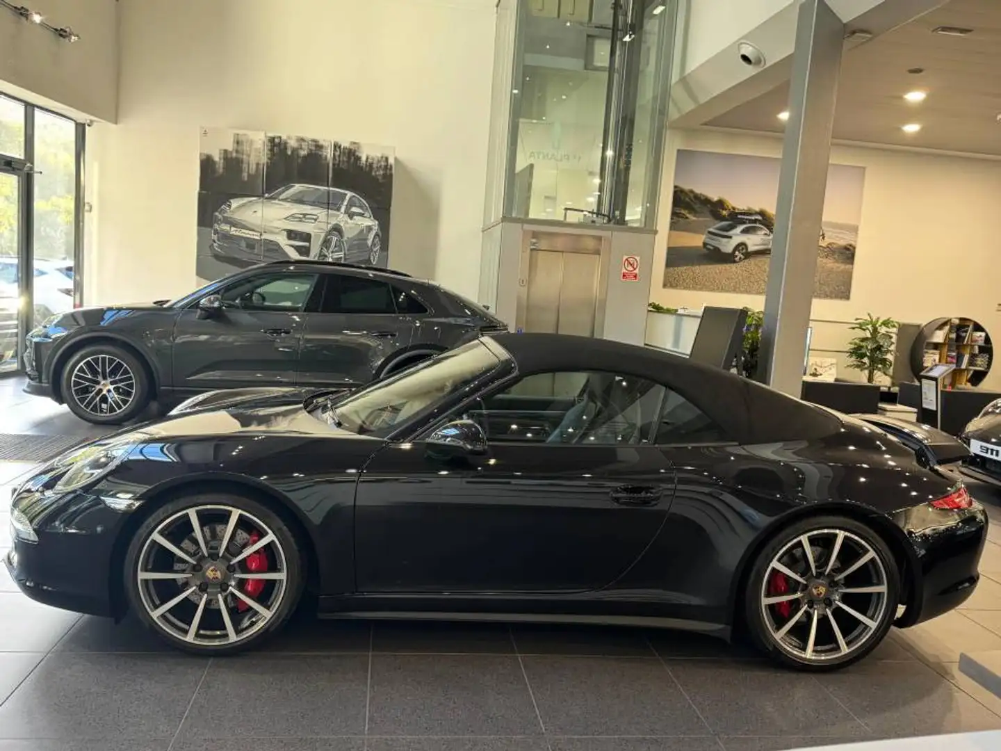 Porsche 991 Carrera 4S Cabriolet PDK Zwart - 2