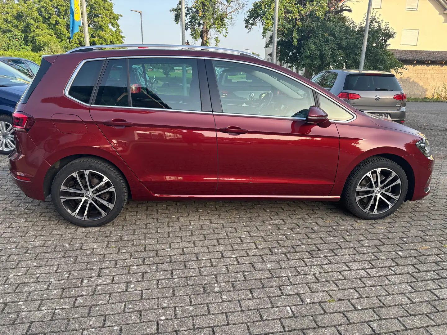 Volkswagen Golf Sportsvan 1.5TSI Highline AHK Navi Kamera Alu Klima R-line Rot - 2
