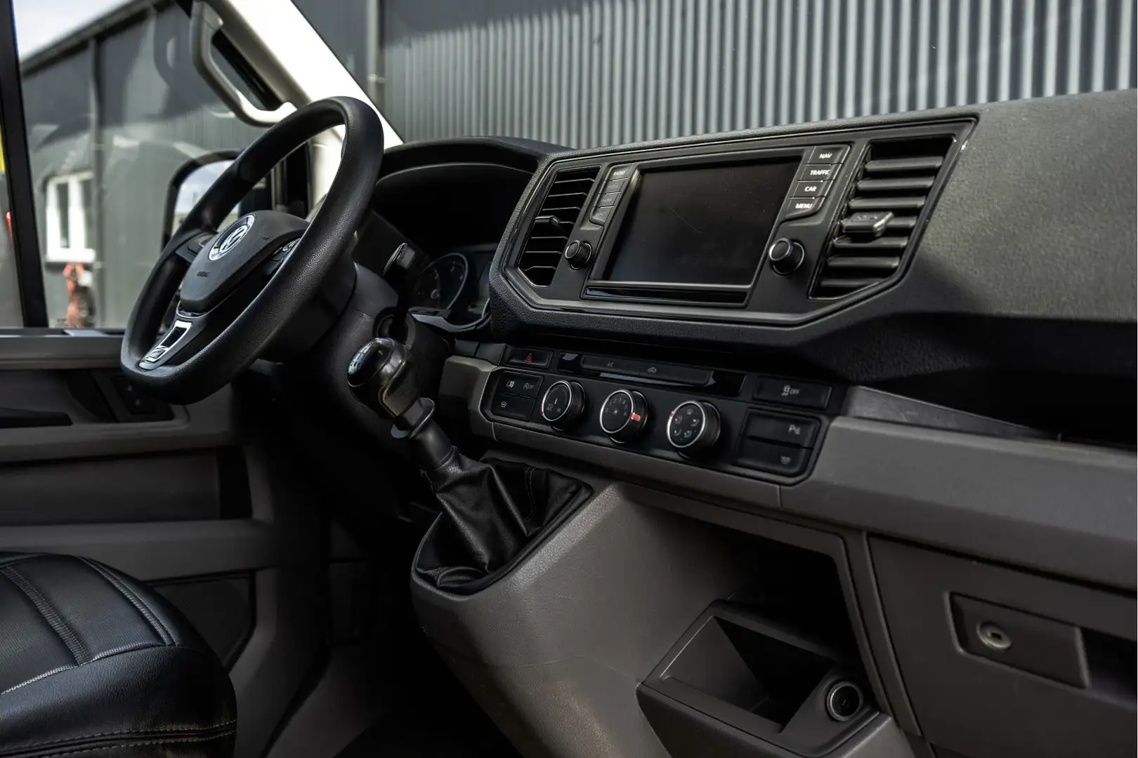 Volkswagen Crafter 35 TDI | L3H3 | HIGHLINE | LED | Camera | CarPlay Zwart - 2