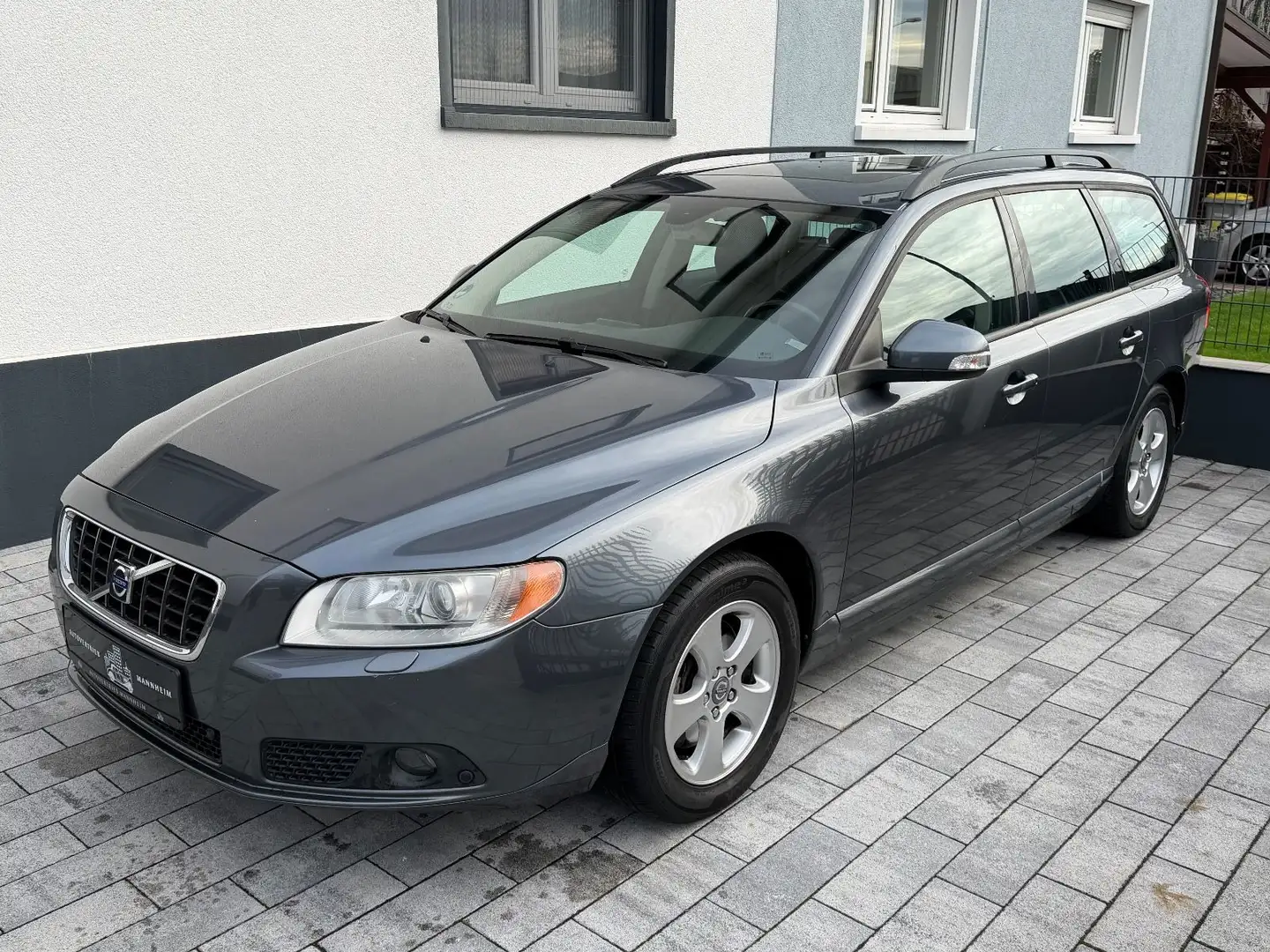 Volvo V70 Kombi Momentum /AHK/BiXENON/LEDER/SZH/NAVI Grau - 1